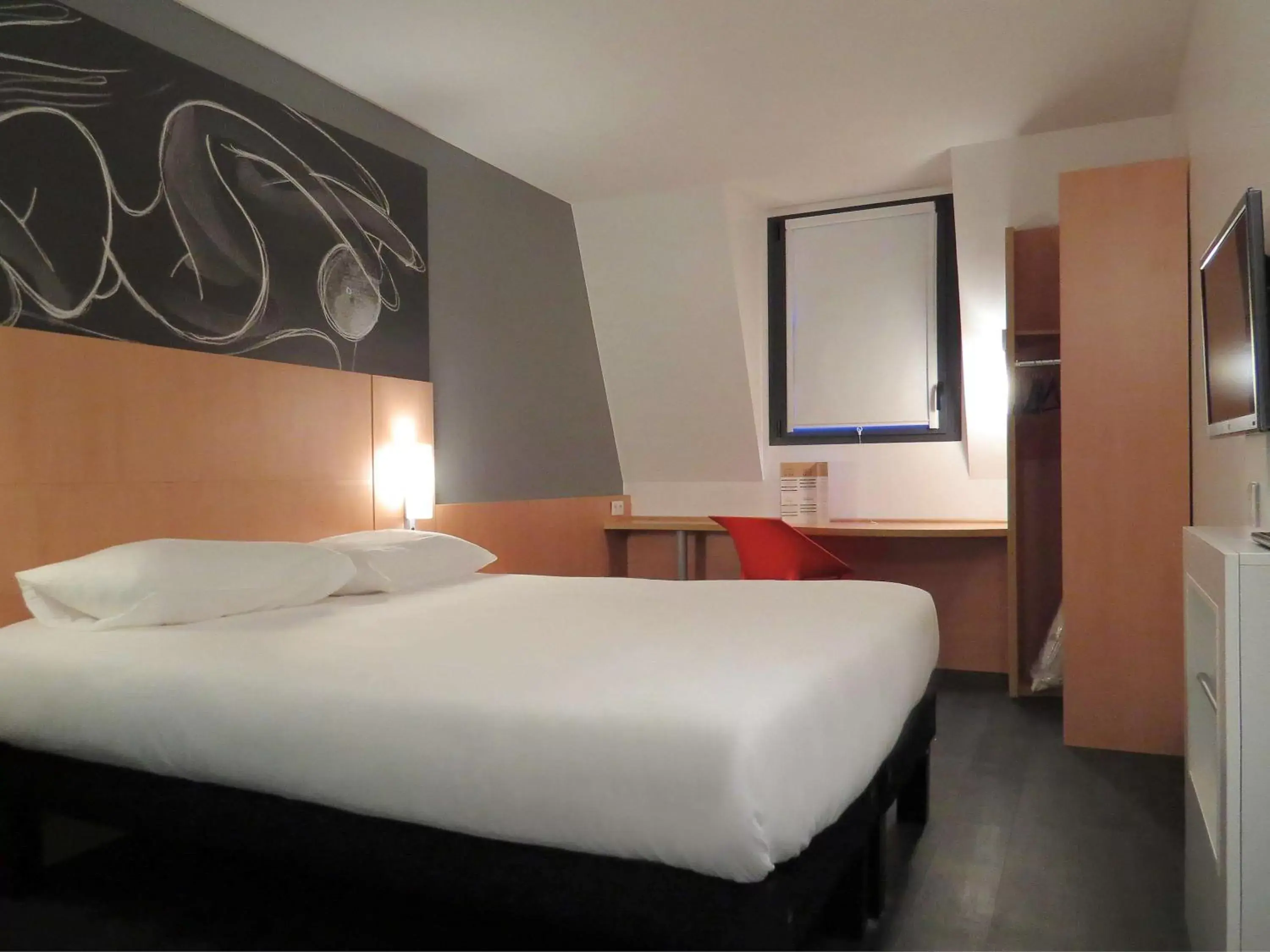 Photo of the whole room, Bed in ibis Soissons