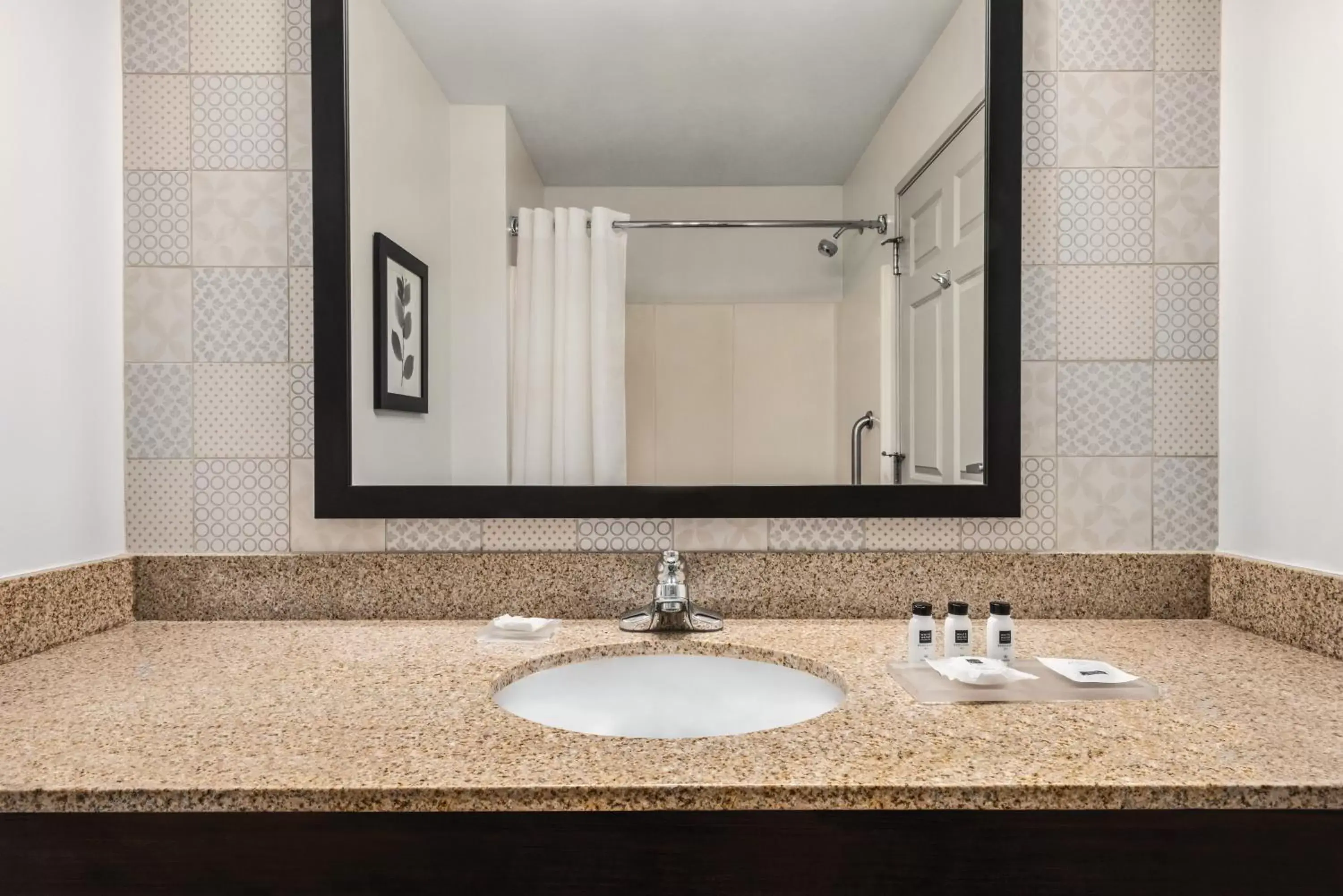 One-Bedroom Queen Suite - Accessible - Non-Smoking in Country Inn & Suites by Radisson, Green Bay East, WI One-Bedroom Queen Suite - Accessible - Non-Smoking in Country Inn & Suites by Radisson, Green Bay East, WI