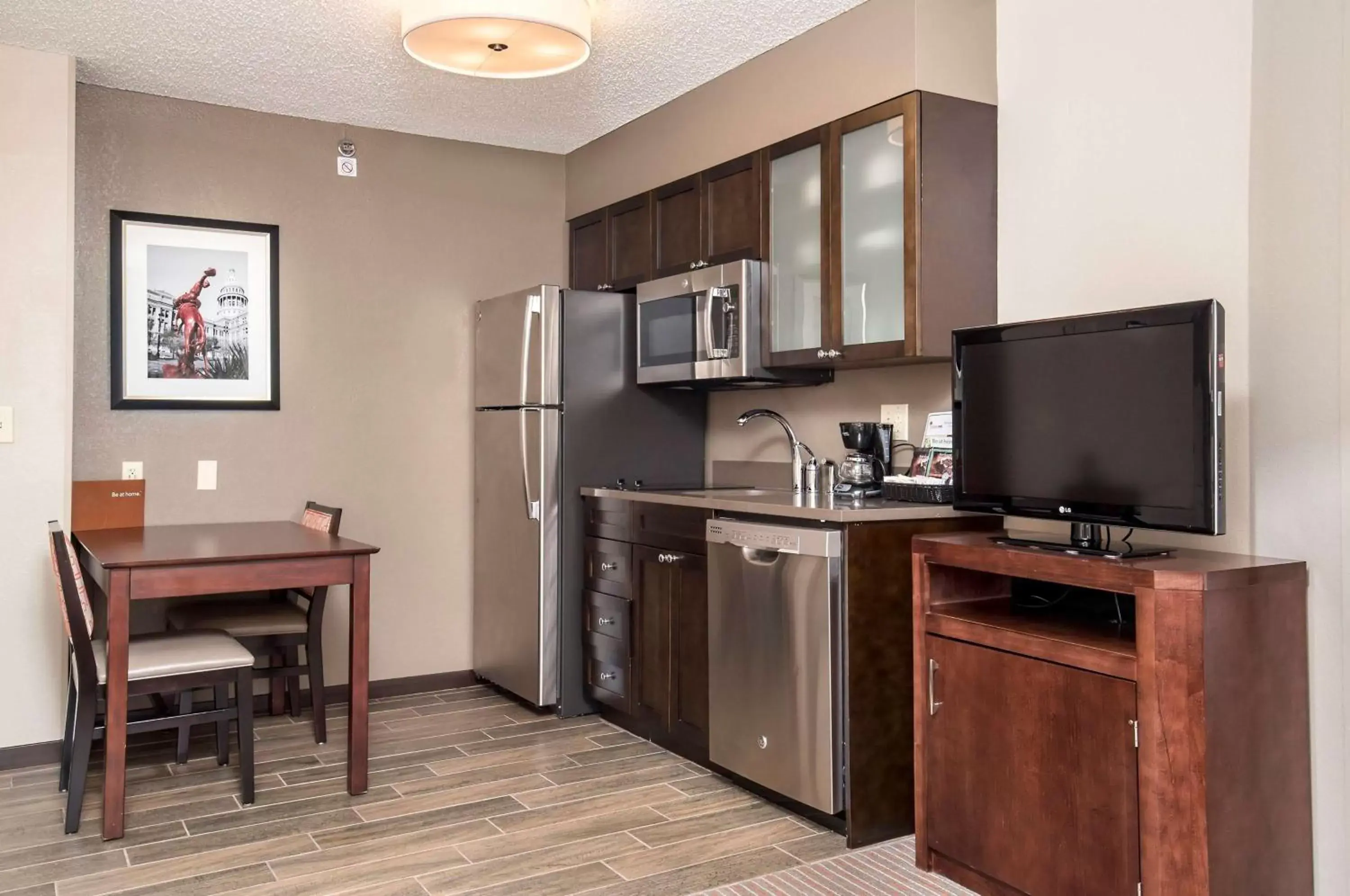 Kitchen or kitchenette, TV/Entertainment Center in Homewood Suites by Hilton Austin South