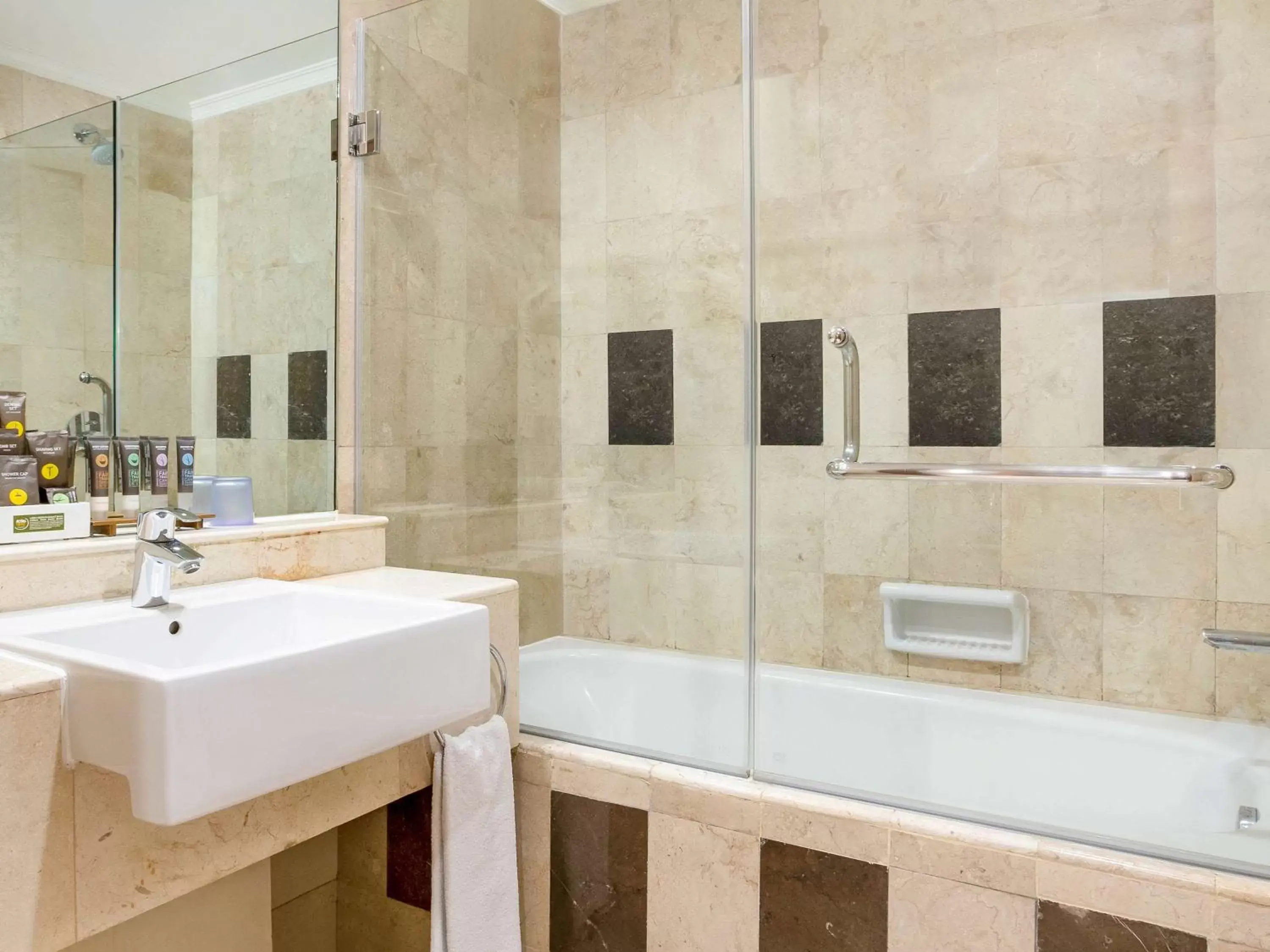 Photo of the whole room in Kimaya Sudirman Yogyakarta by Harris Photo of the whole room in Kimaya Sudirman Yogyakarta by Harris