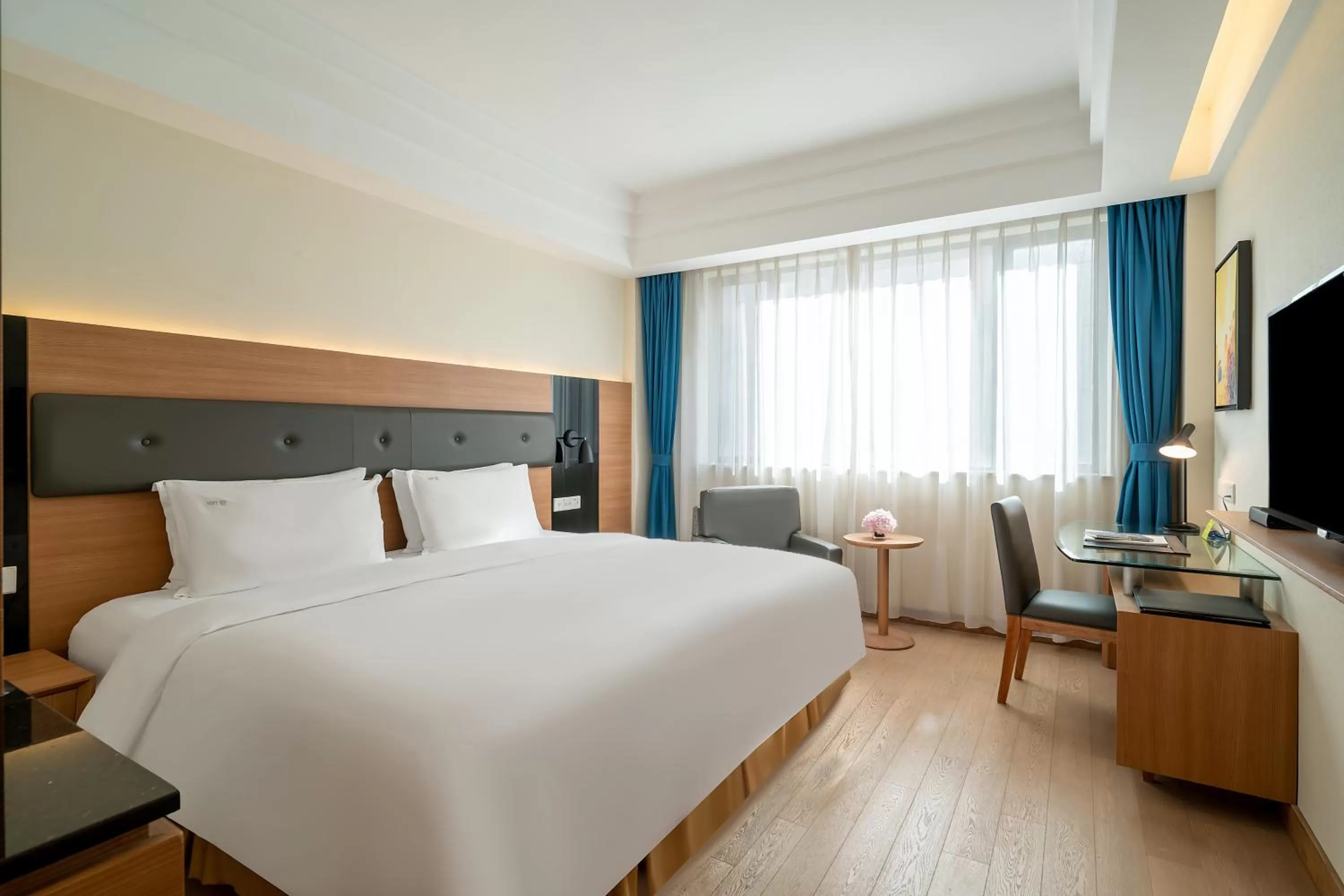 Bed in Holiday Inn Shanghai Hongqiao Central, an IHG Hotel