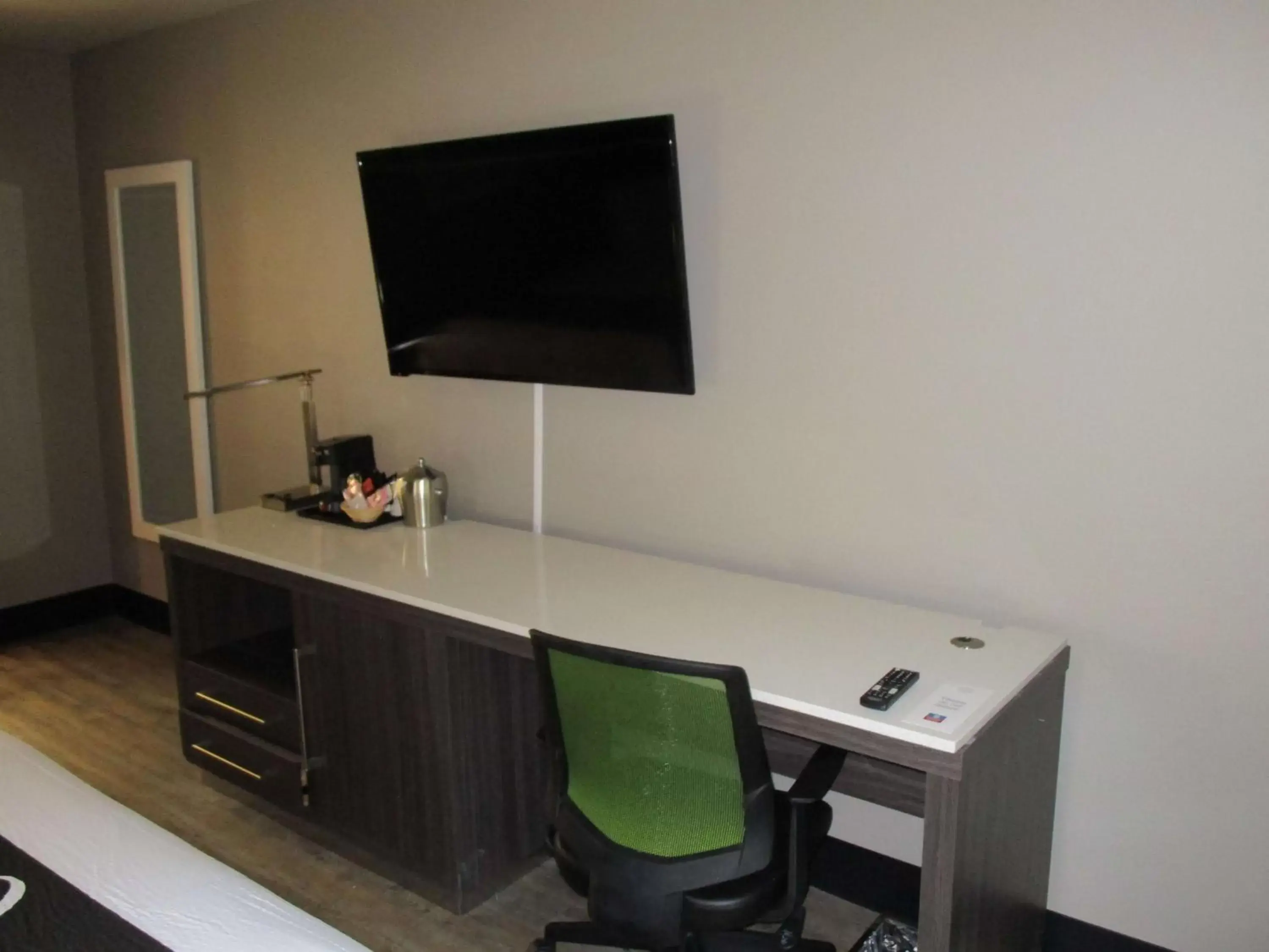 Photo of the whole room, TV/Entertainment Center in SureStay Plus Hotel by Best Western Point Richmond