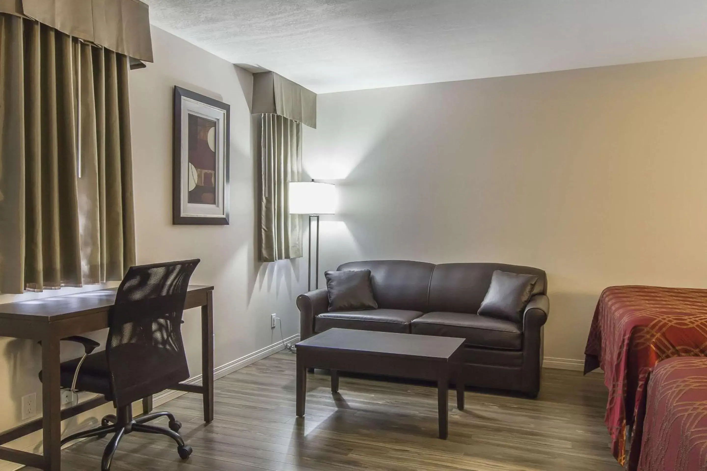 Photo of the whole room, Seating Area in Econo Lodge Inn and Suites Lethbridge