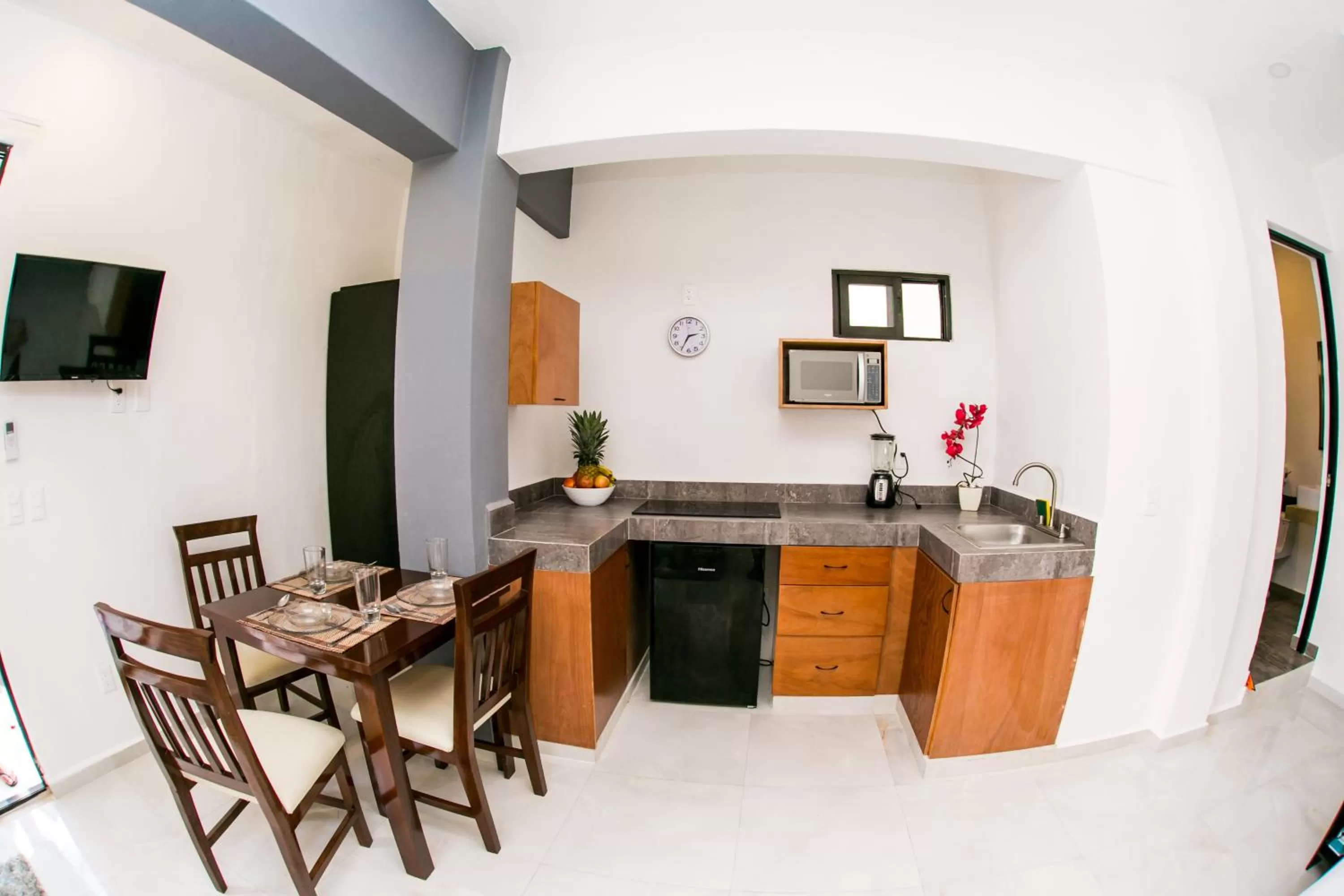 Kitchen or kitchenette, Kitchen/Kitchenette in Maui hostel playa del carmen