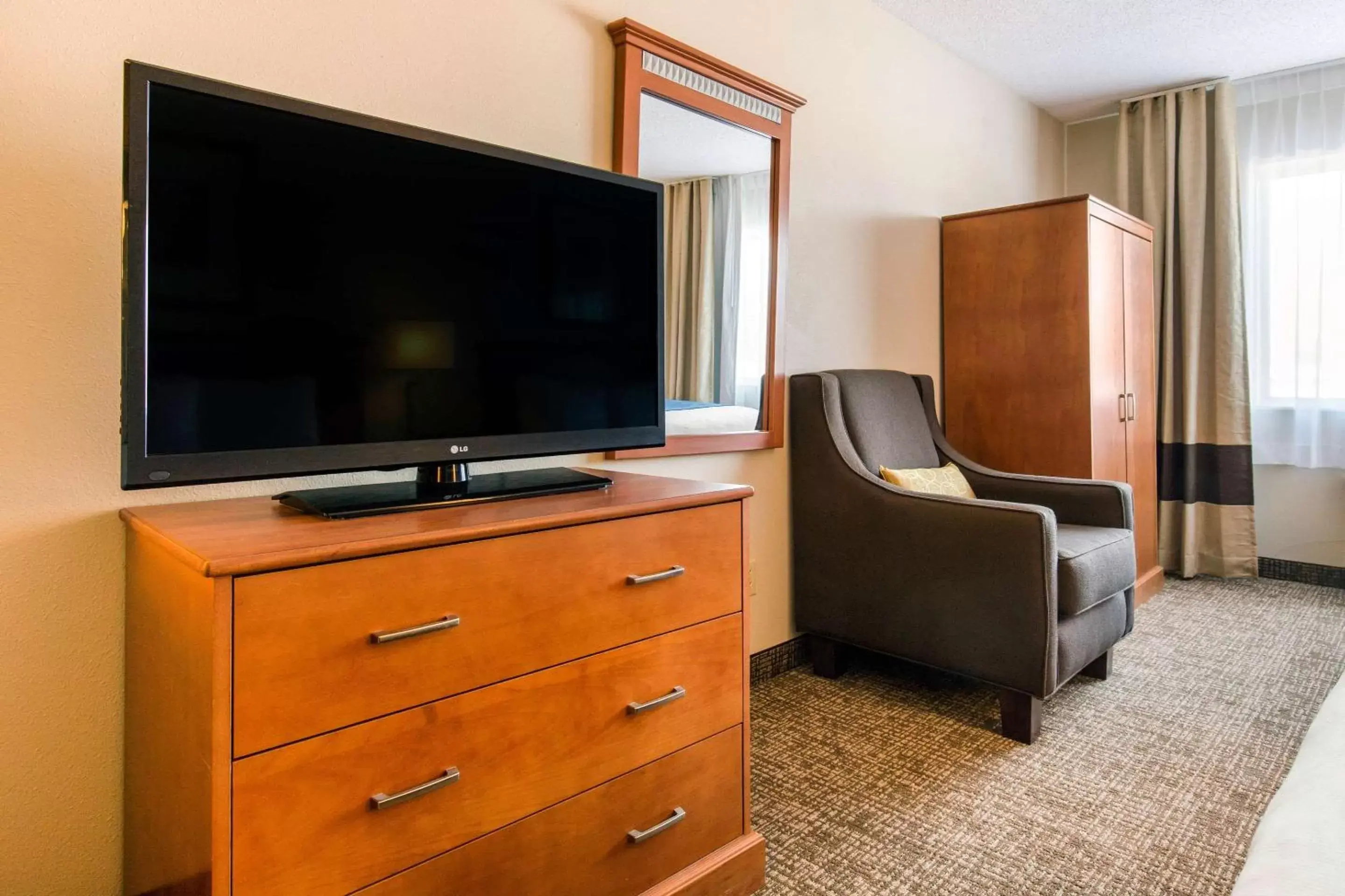 Photo of the whole room, TV/Entertainment Center in Comfort Suites Normal University area