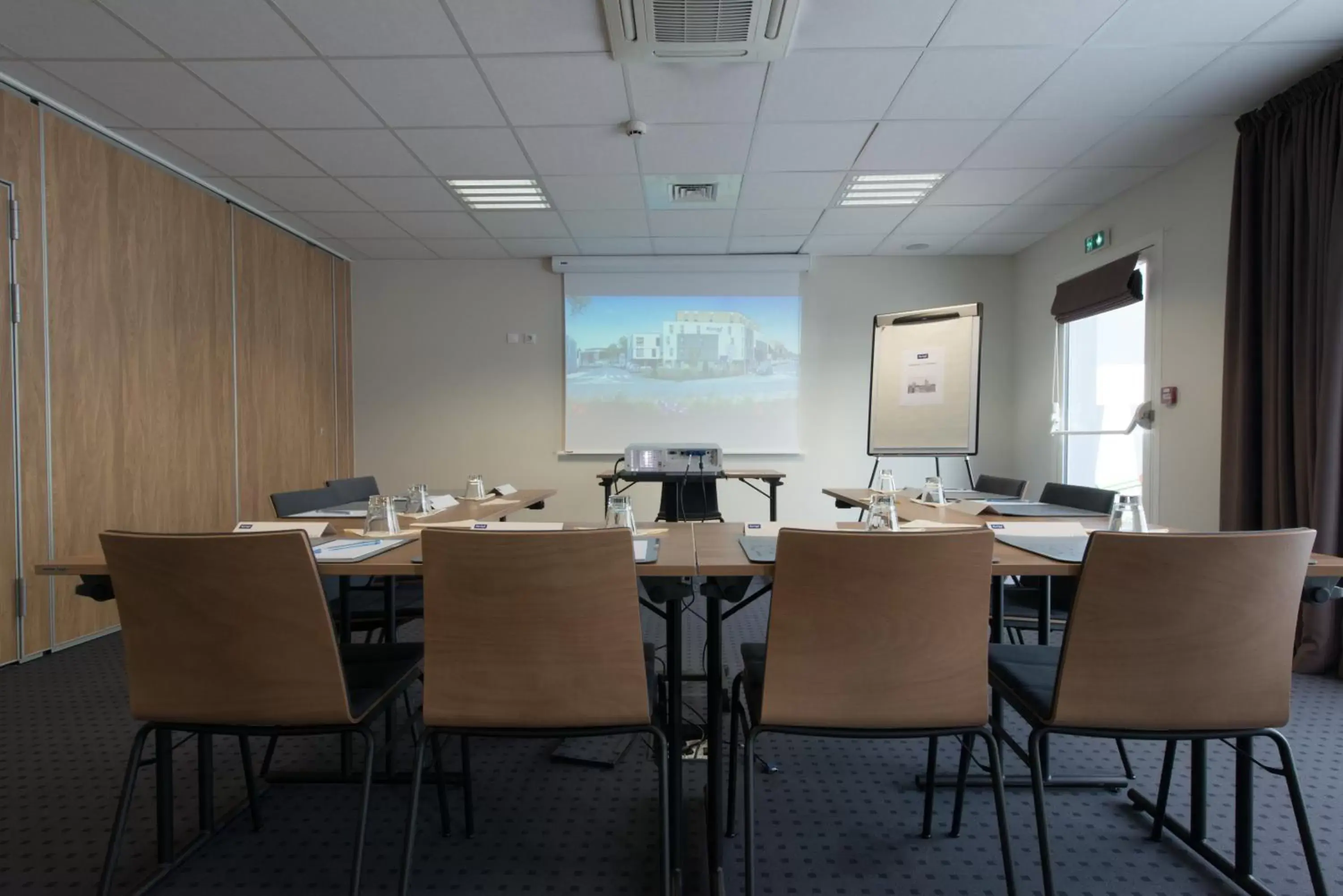 Meeting/conference room in Kyriad La Rochelle Centre - Les Minimes