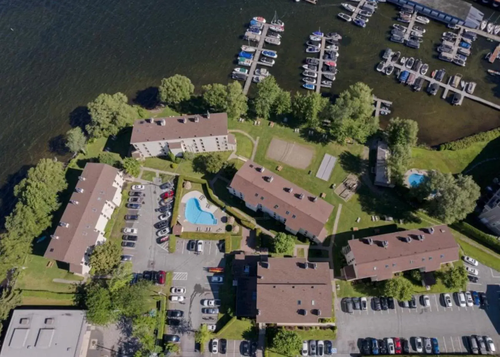 Bird's-eye View in Magog Waterfront Studio 106