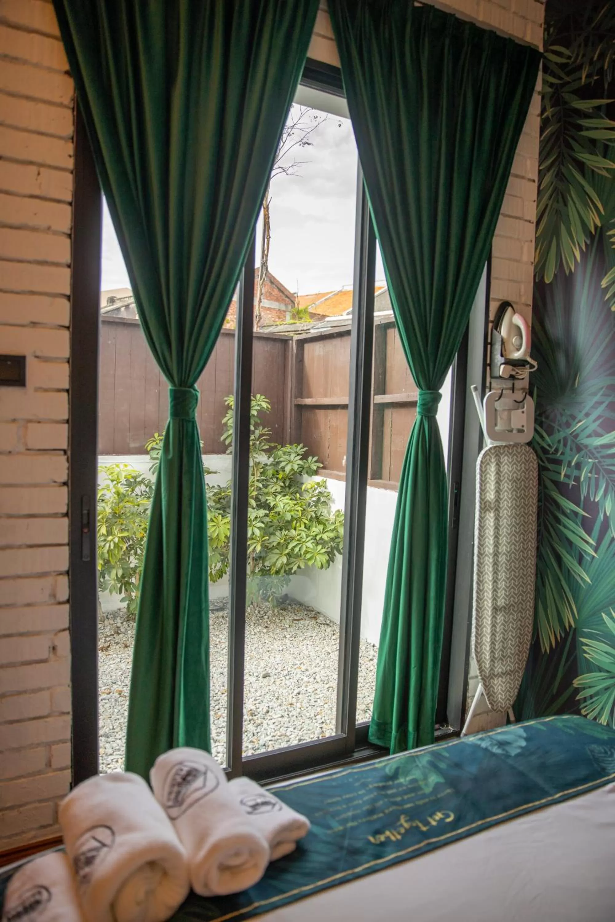 Garden view, Bed in Carnarvon Suites