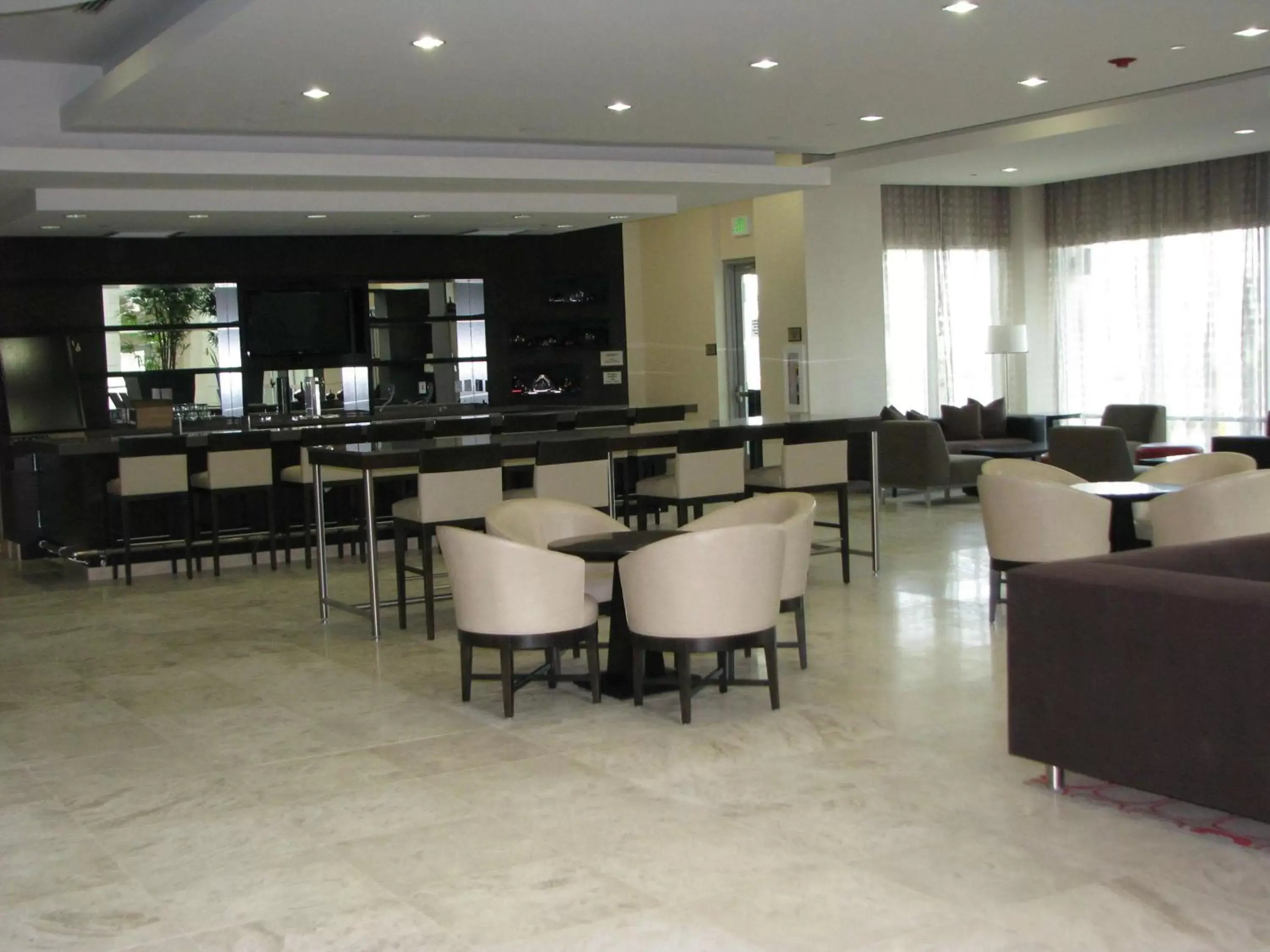 Lounge or bar, Restaurant/Places to Eat in Embassy Suites Ontario - Airport