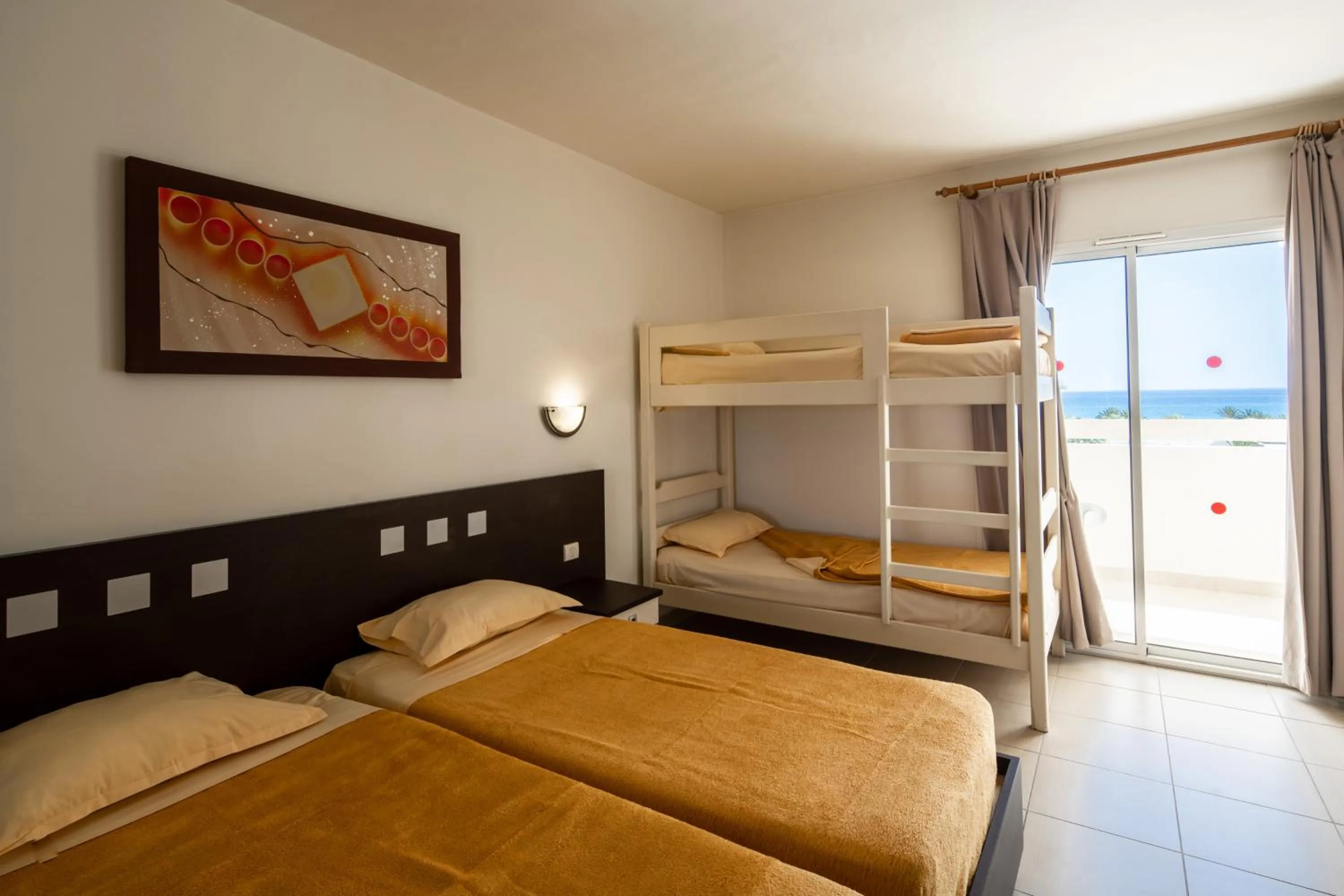 bunk bed, Bed in Dar Khayam