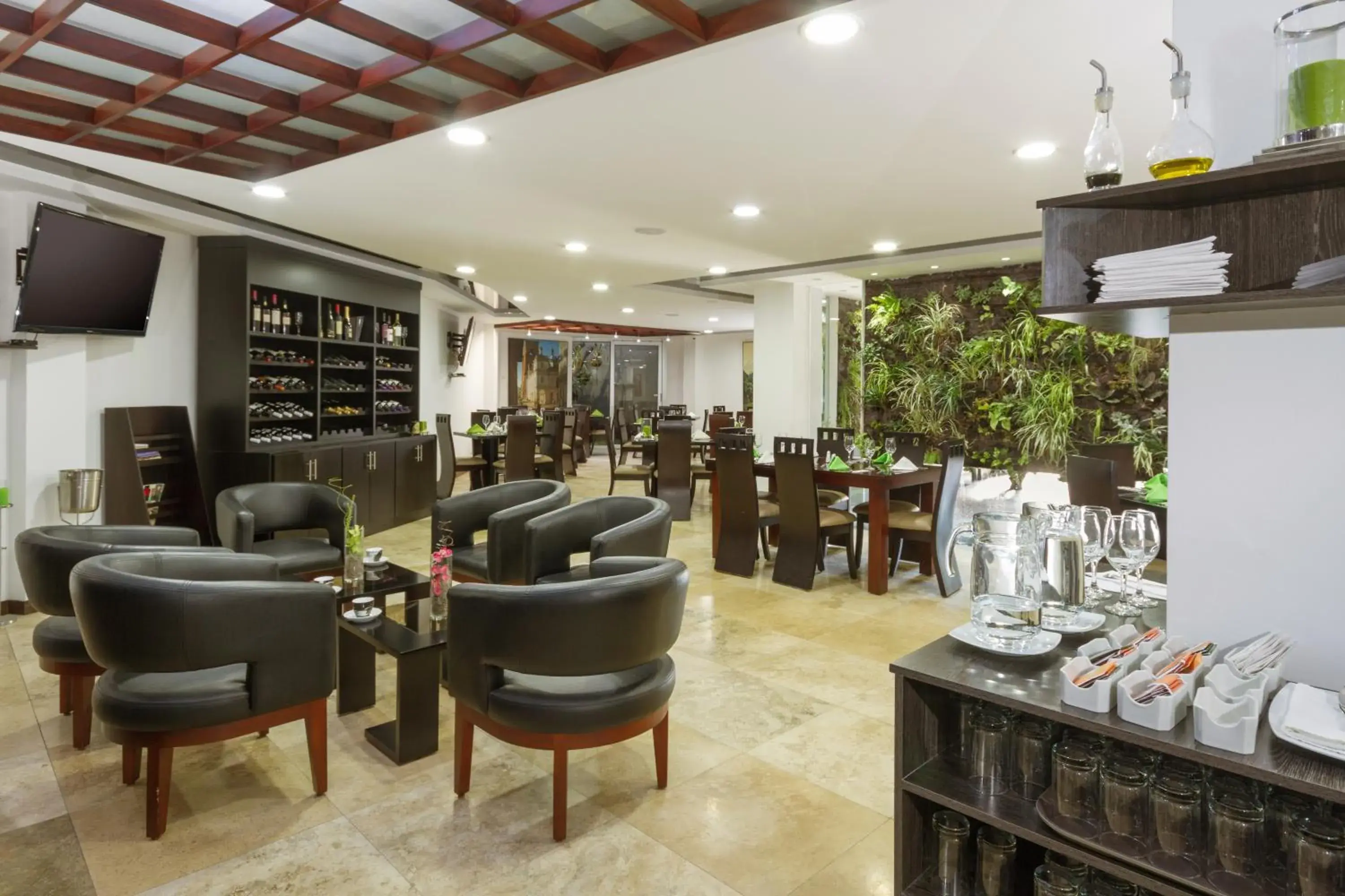 Restaurant/places to eat, Lounge/Bar in Hotel Valgus