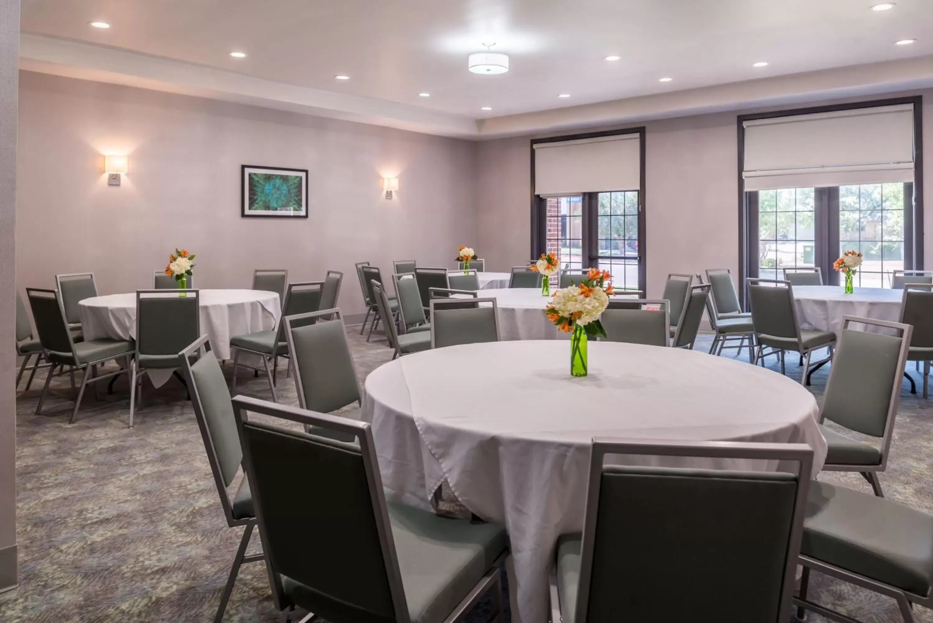 Meeting/conference room, Restaurant/Places to Eat in Holiday Inn and Suites Addison, an IHG Hotel