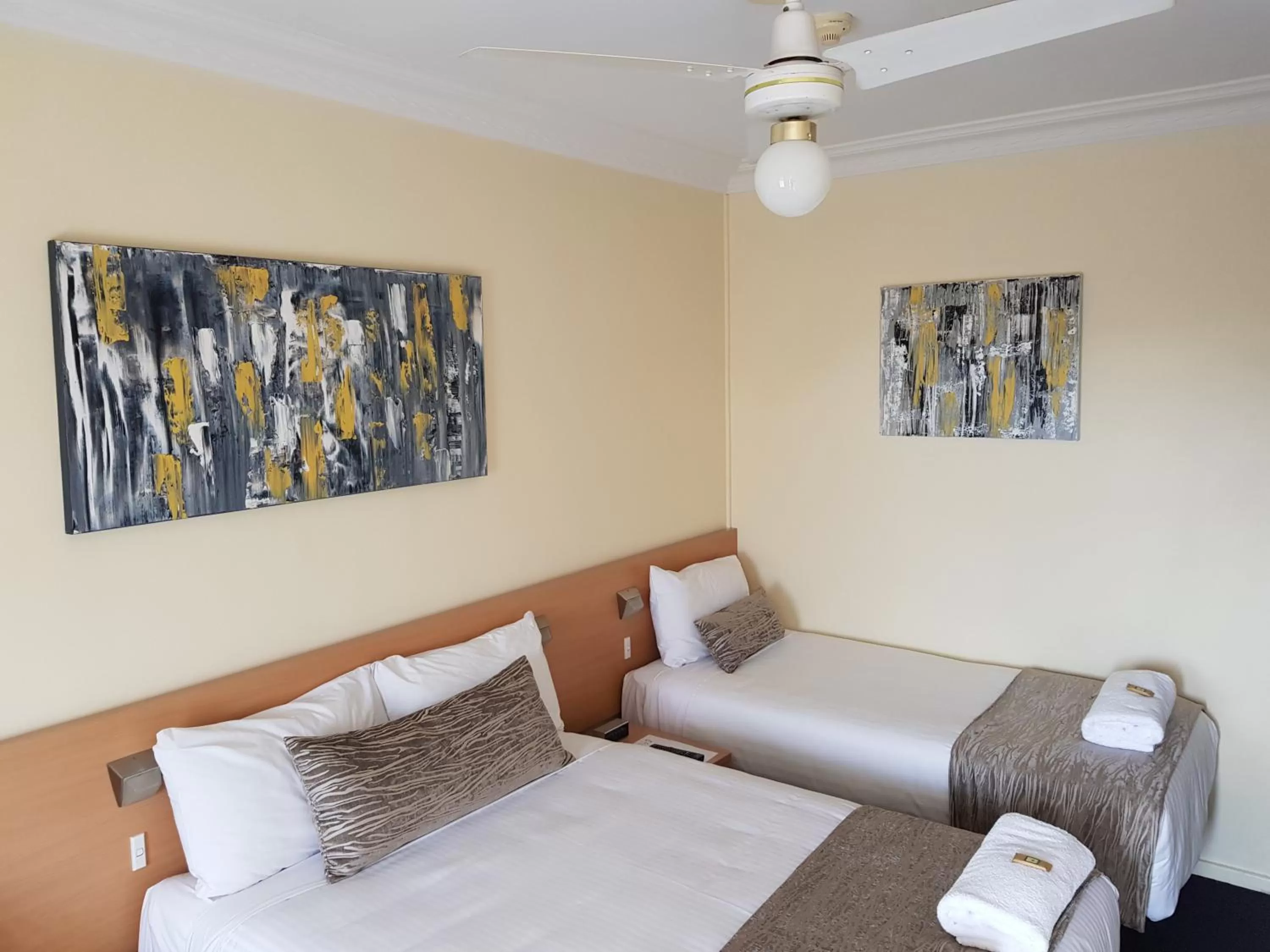 Bed in Maitland City Motel