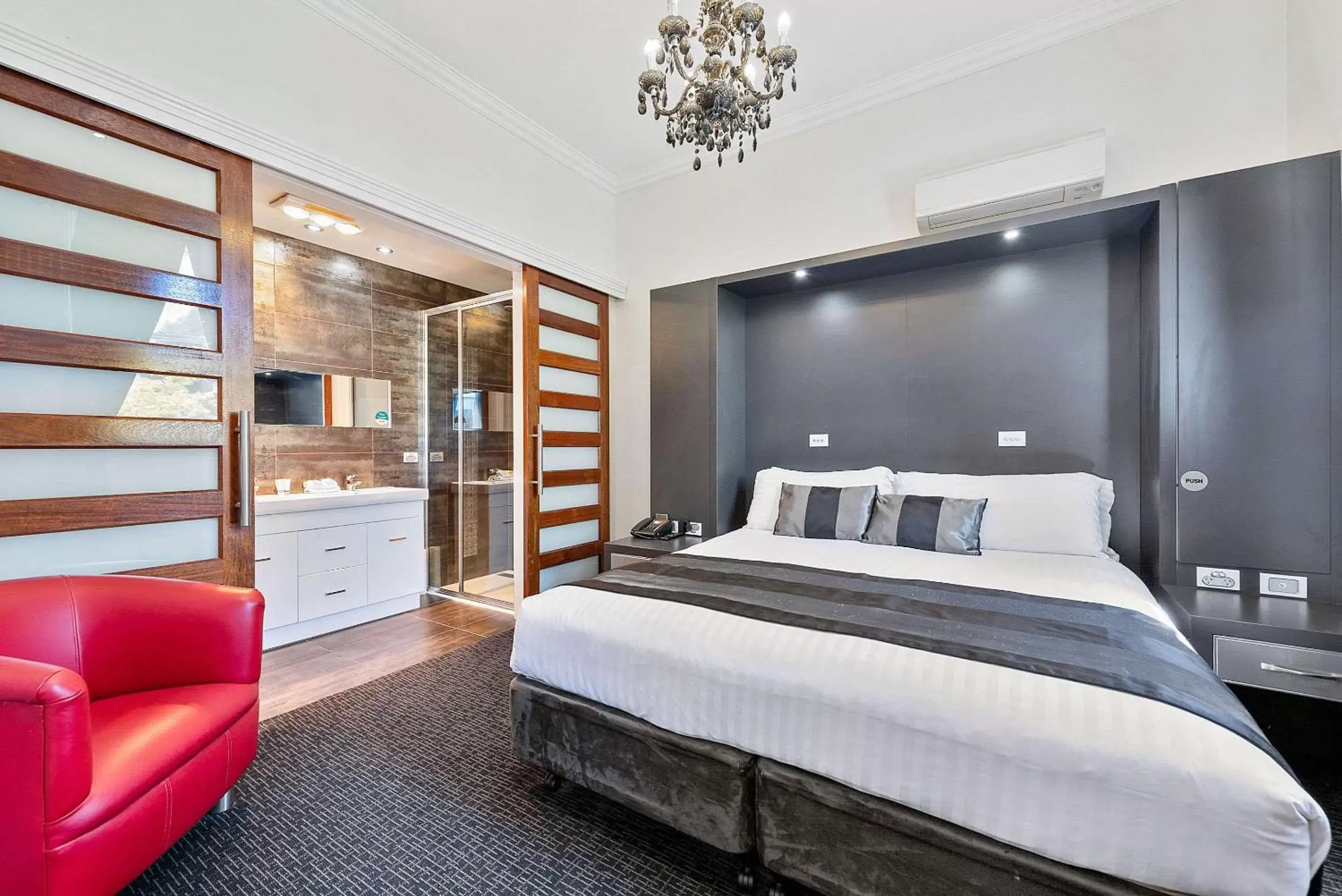 Photo of the whole room, Bed in Quality Hotel Colonial Launceston