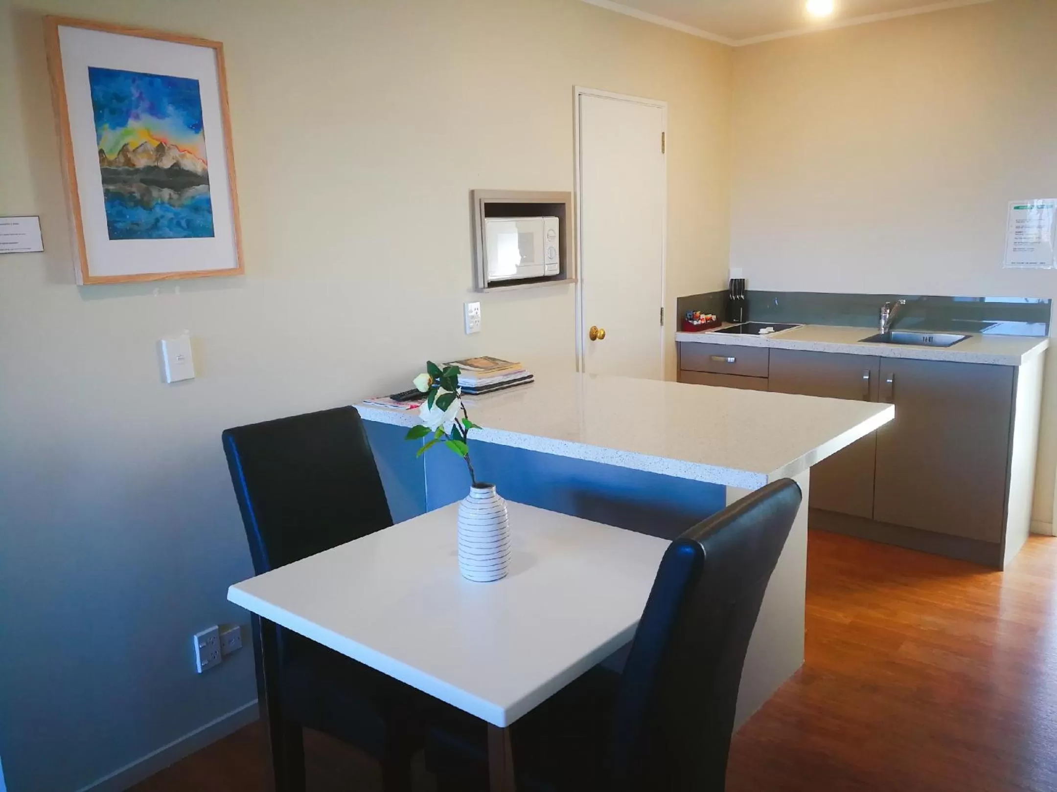 Kitchen or kitchenette in Le Chalet Suisse Motel Taupo