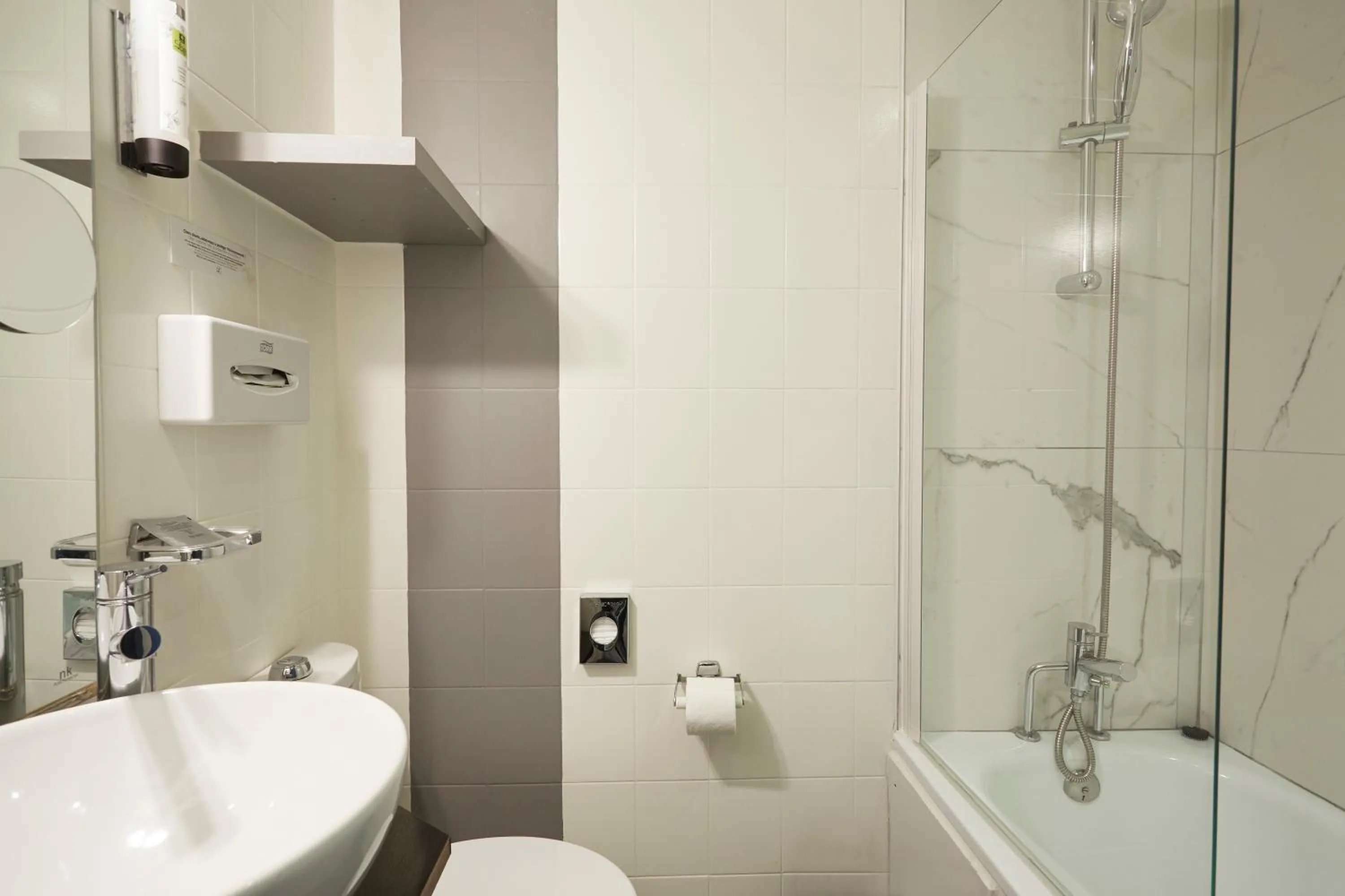 Bathroom in Logis hôtel Jardin de Villiers