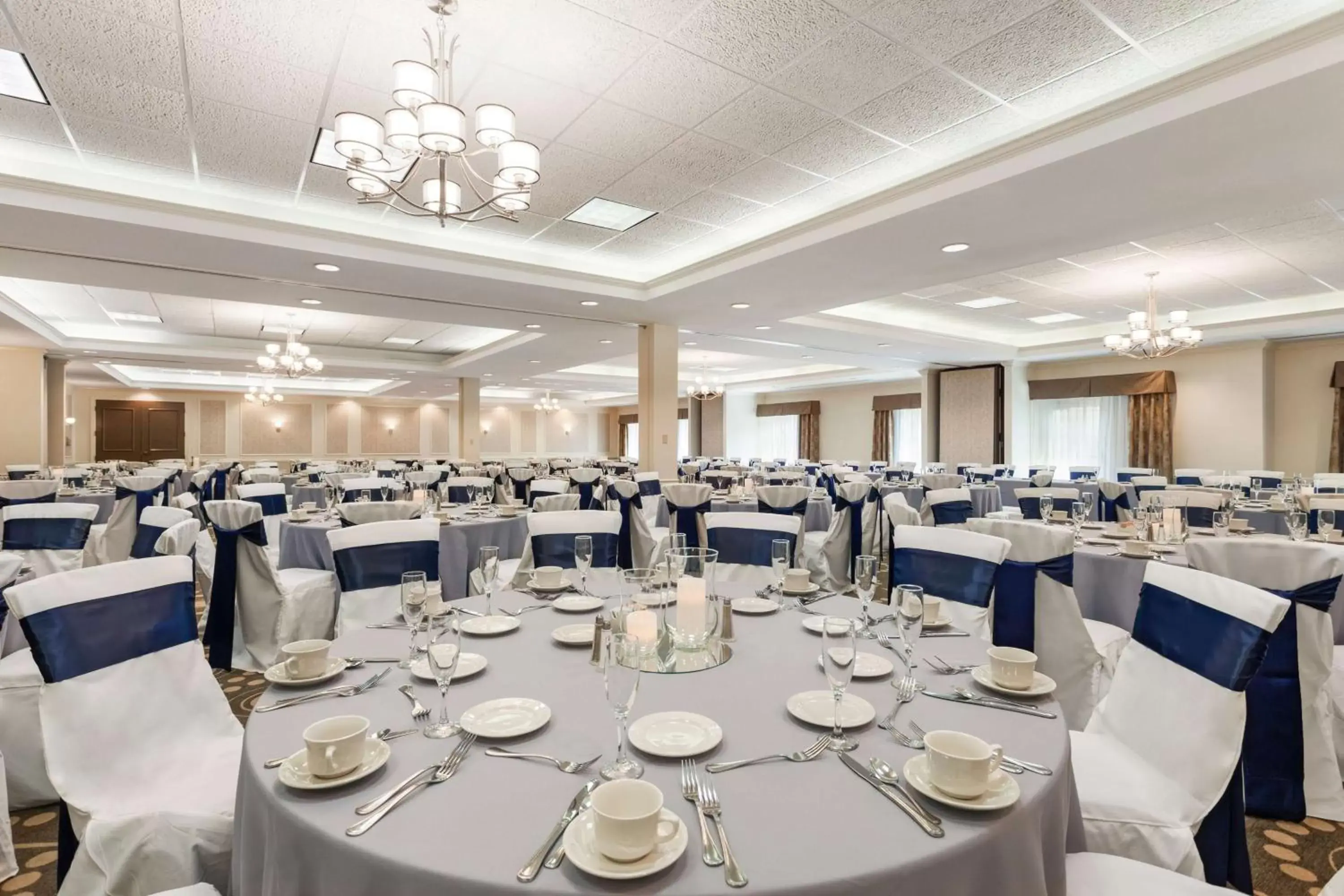 Meeting/conference room, Restaurant/Places to Eat in Hampton Inn Burlington - Colchester