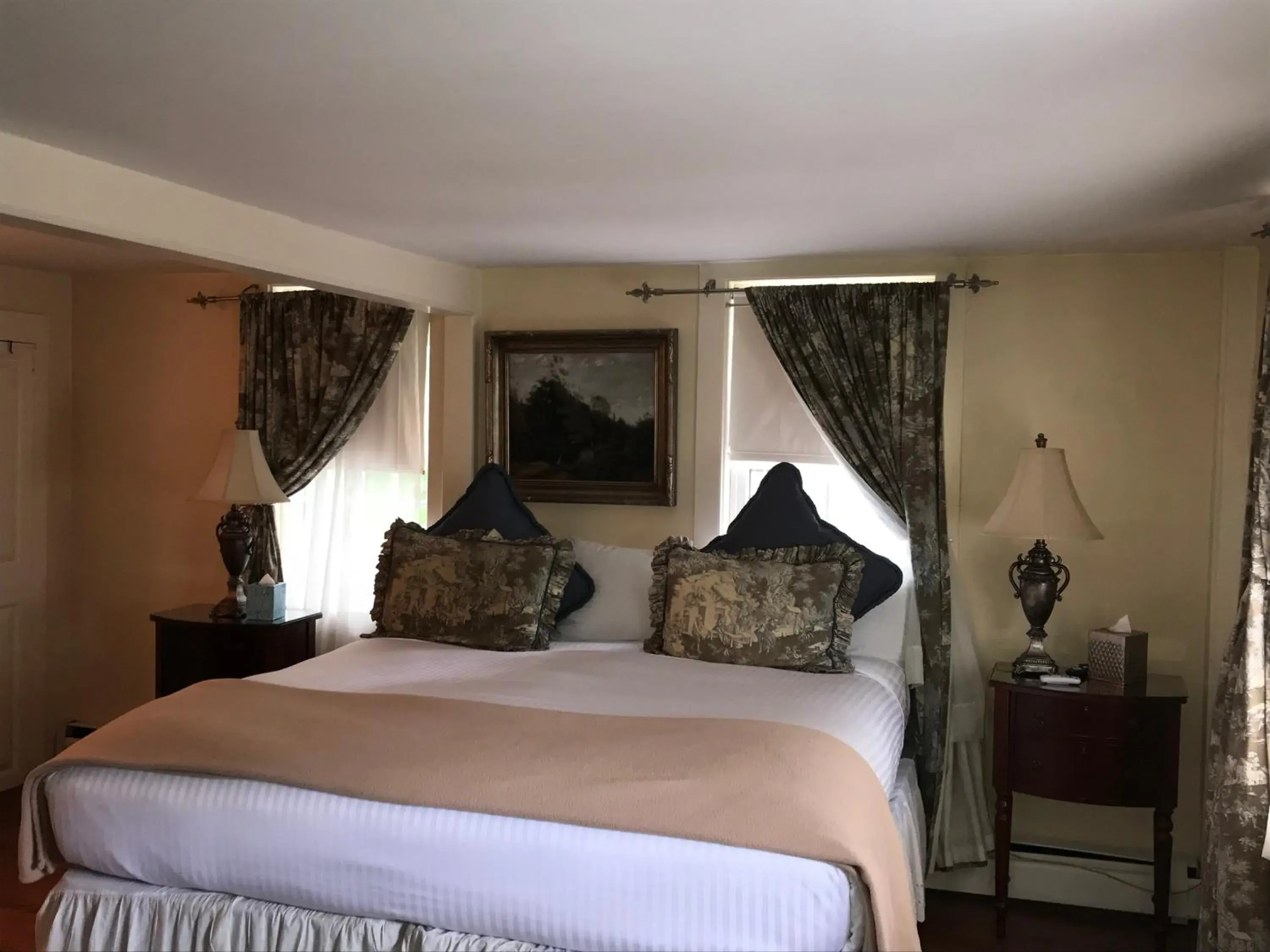 Bedroom, Bed in Admiral Farragut Inn