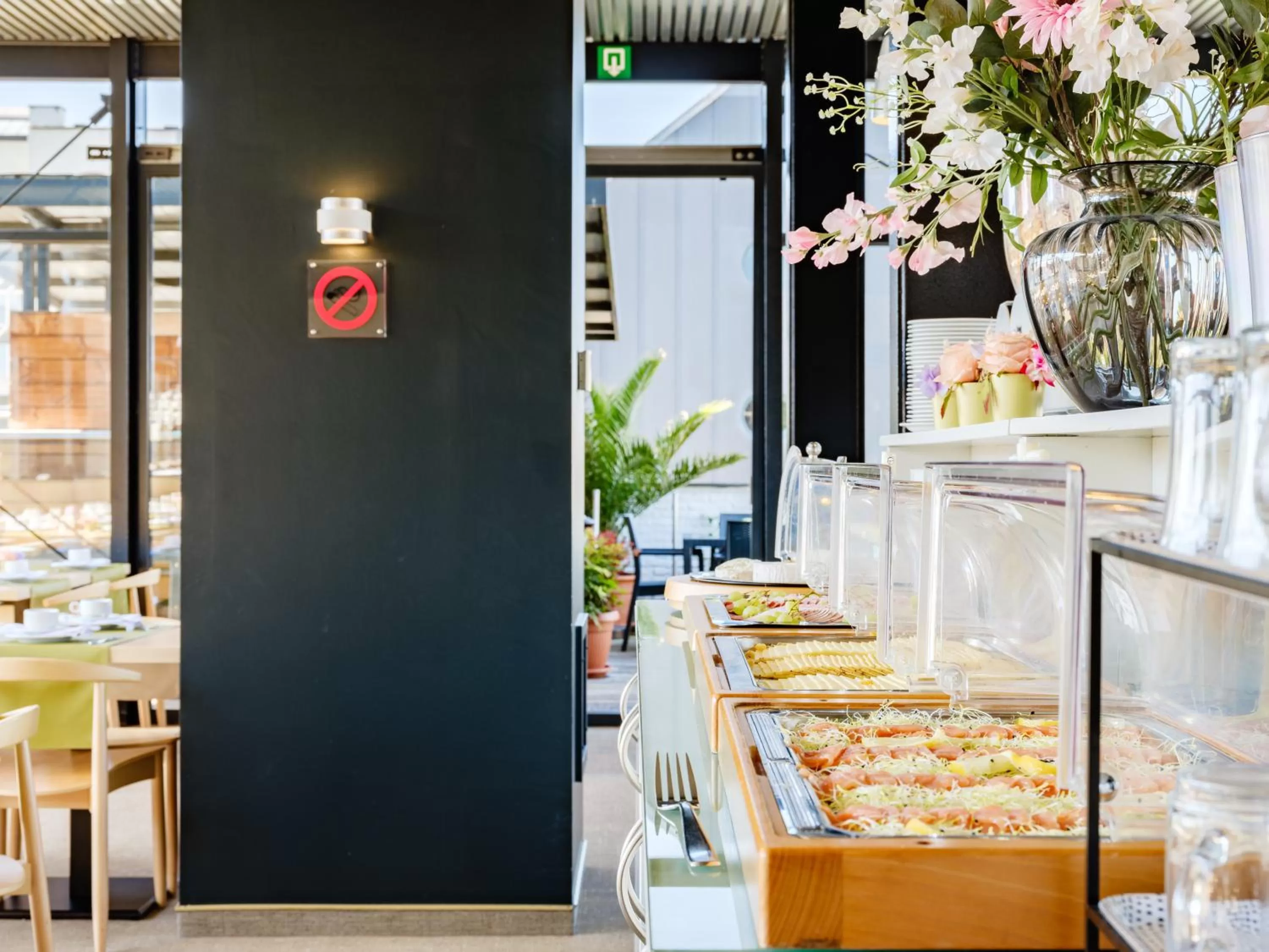 Restaurant/places to eat in Ghent River Hotel