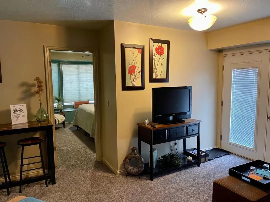 TV/Entertainment Center in Harvest House Bed and Breakfast