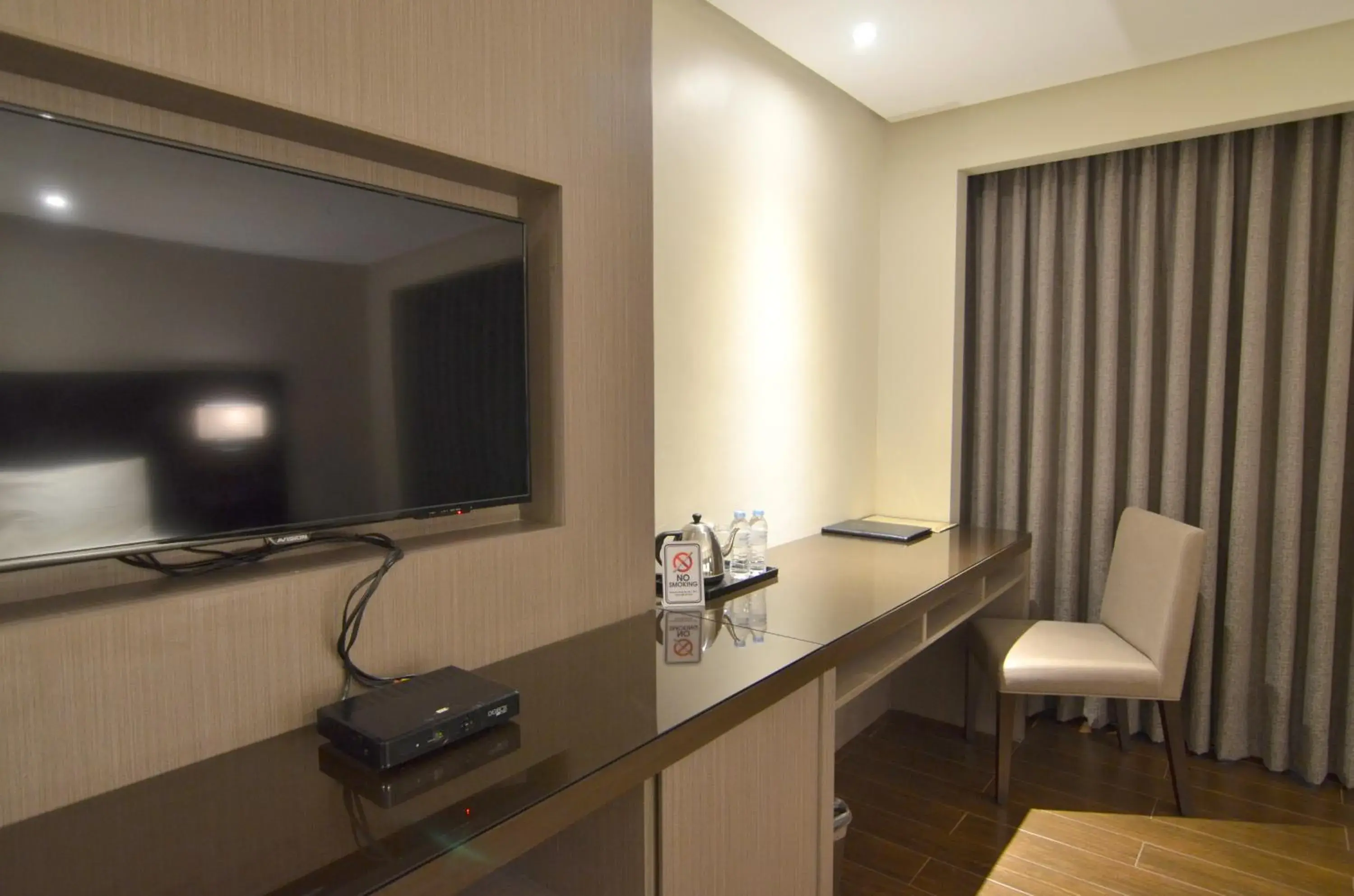 TV and multimedia, TV/Entertainment Center in Pearl Garden Hotel