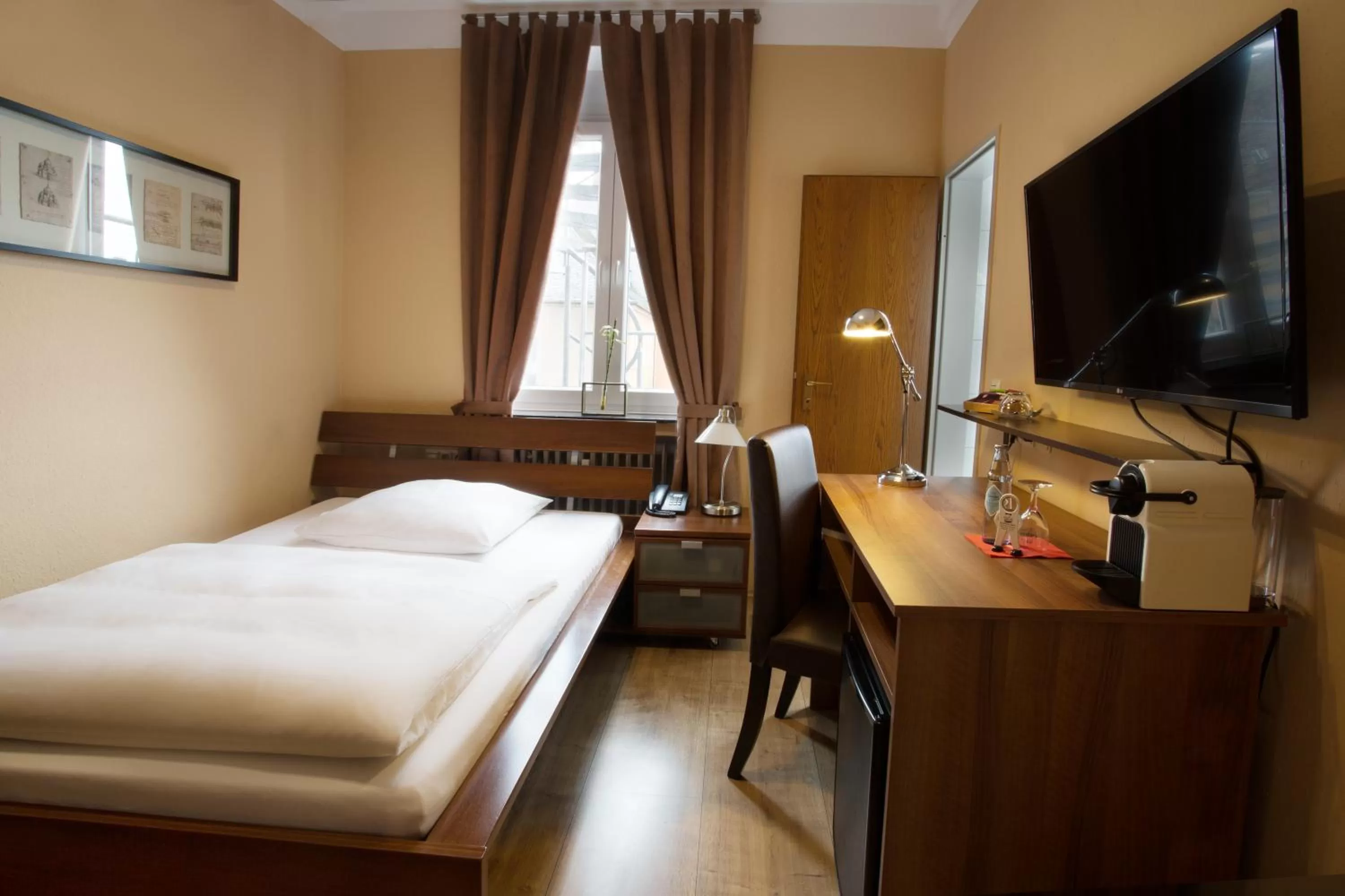 Photo of the whole room, Bed in Stadthotel Jülich