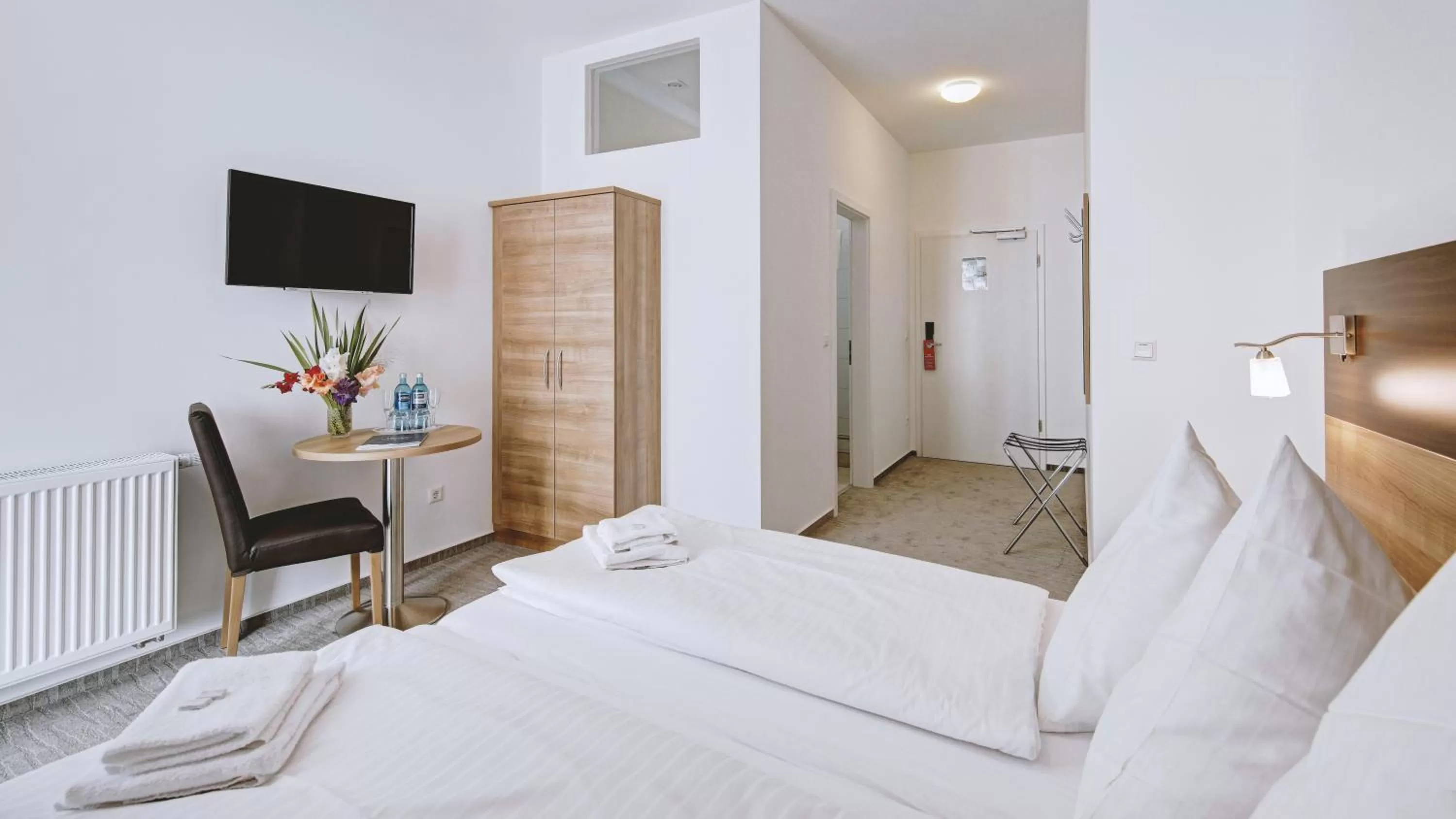 Communal lounge/ TV room, Bed in Boutique-Hotel Kronenstuben