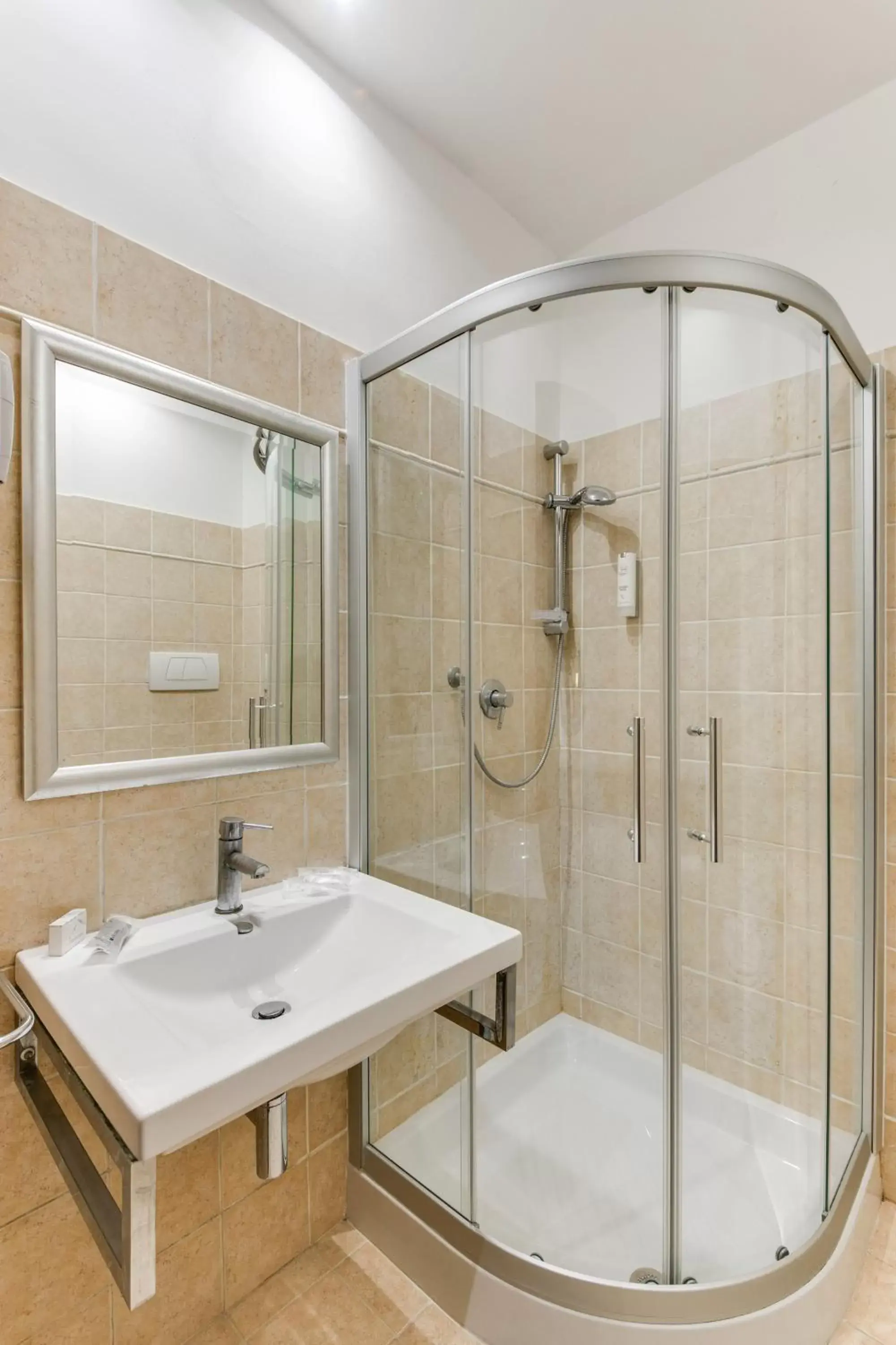 Shower, Bathroom in Garden Area Roma Eur