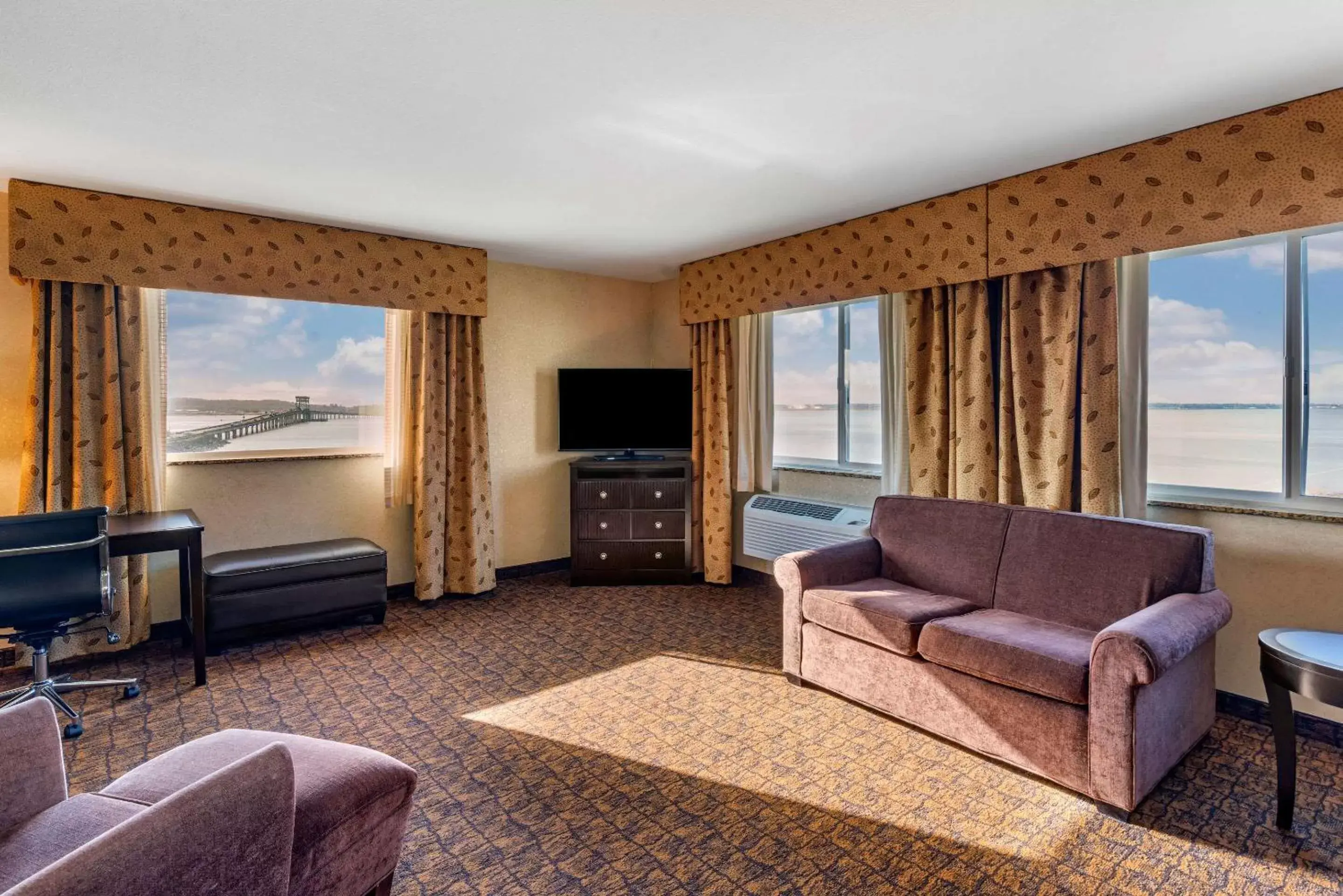 Bedroom, Seating Area in Lloyd Hotel Astoria Bayfront, Ascend Hotel Collection