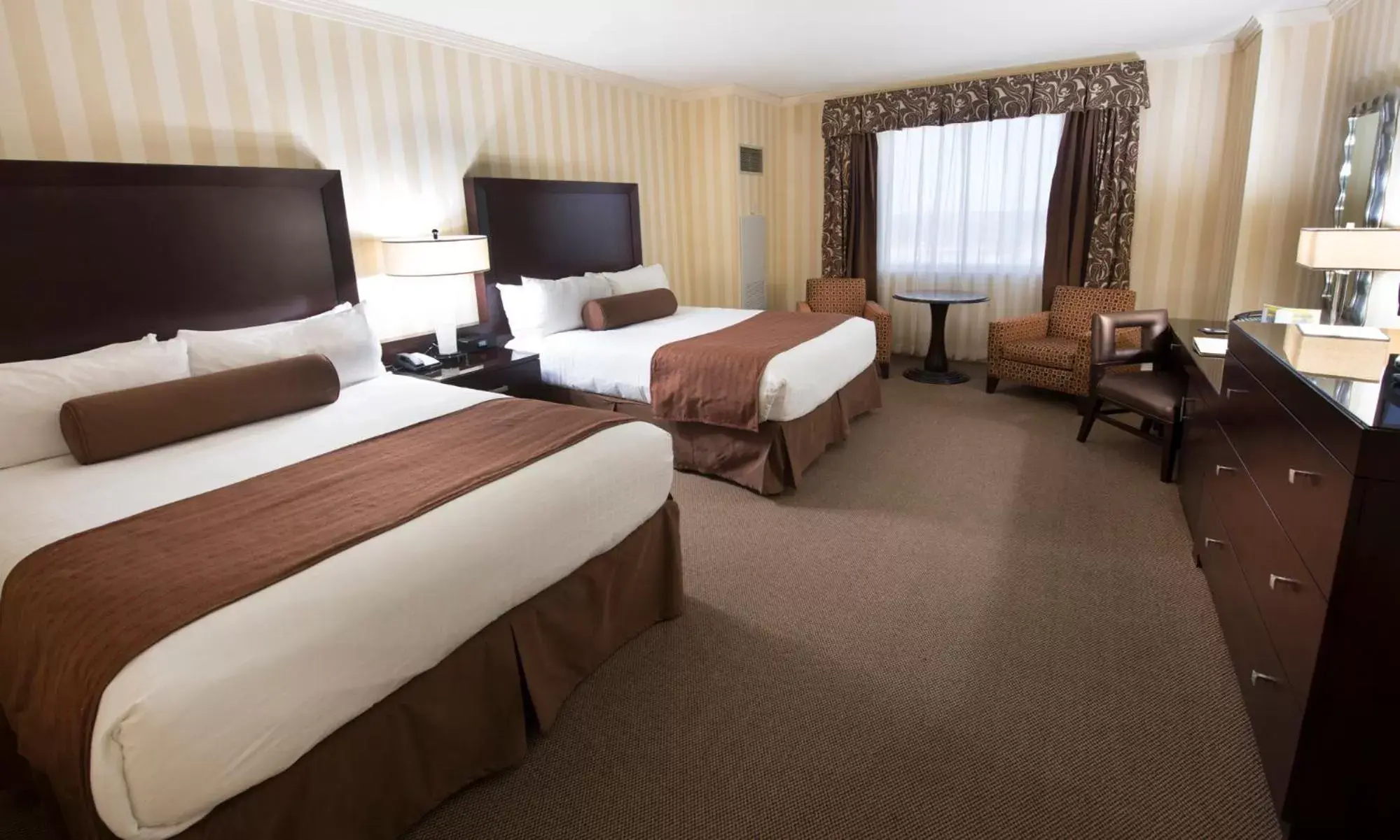 Seating area, Bed in Bally's Shreveport Casino & Hotel