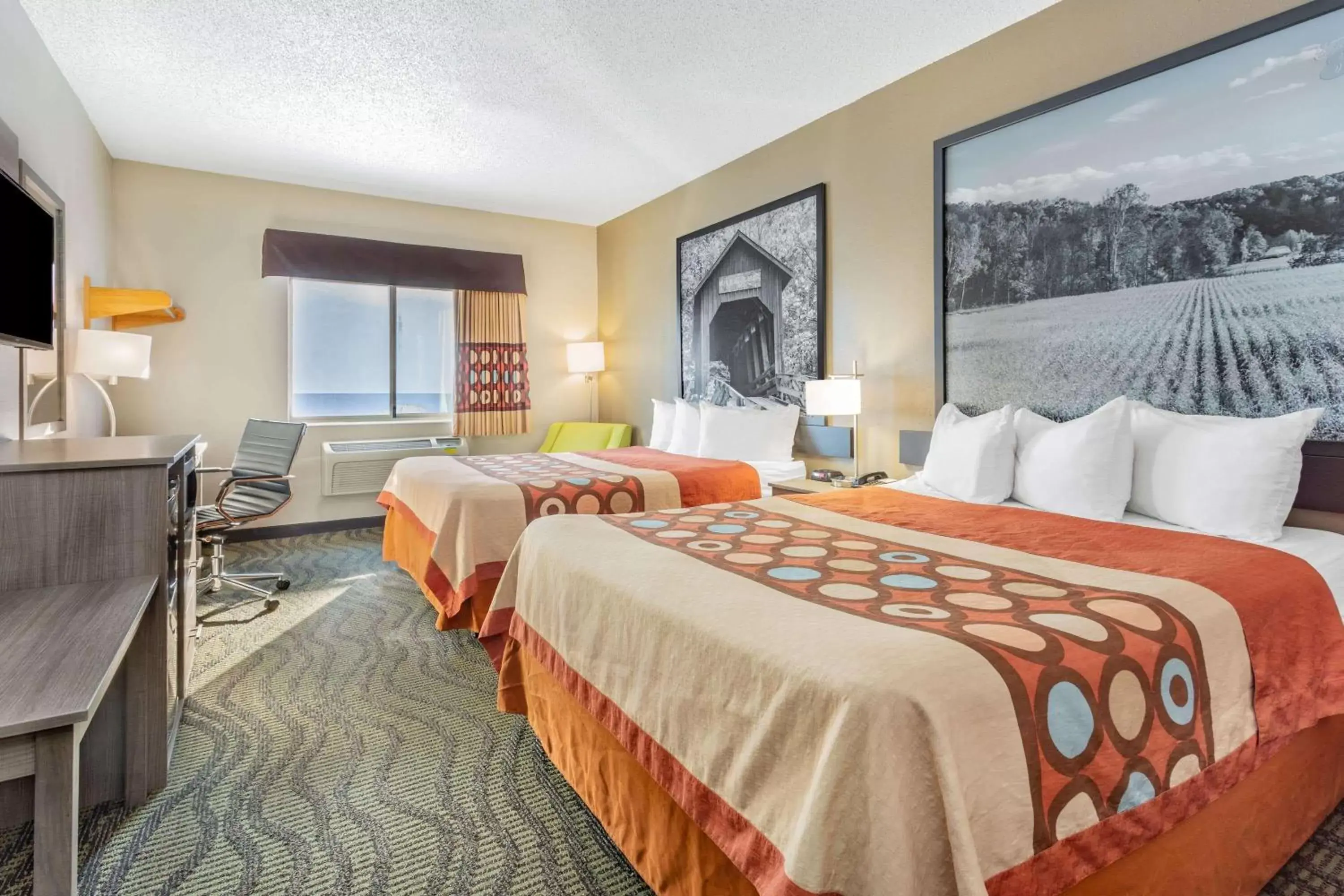 Photo of the whole room, Bed in Super 8 by Wyndham Kokomo