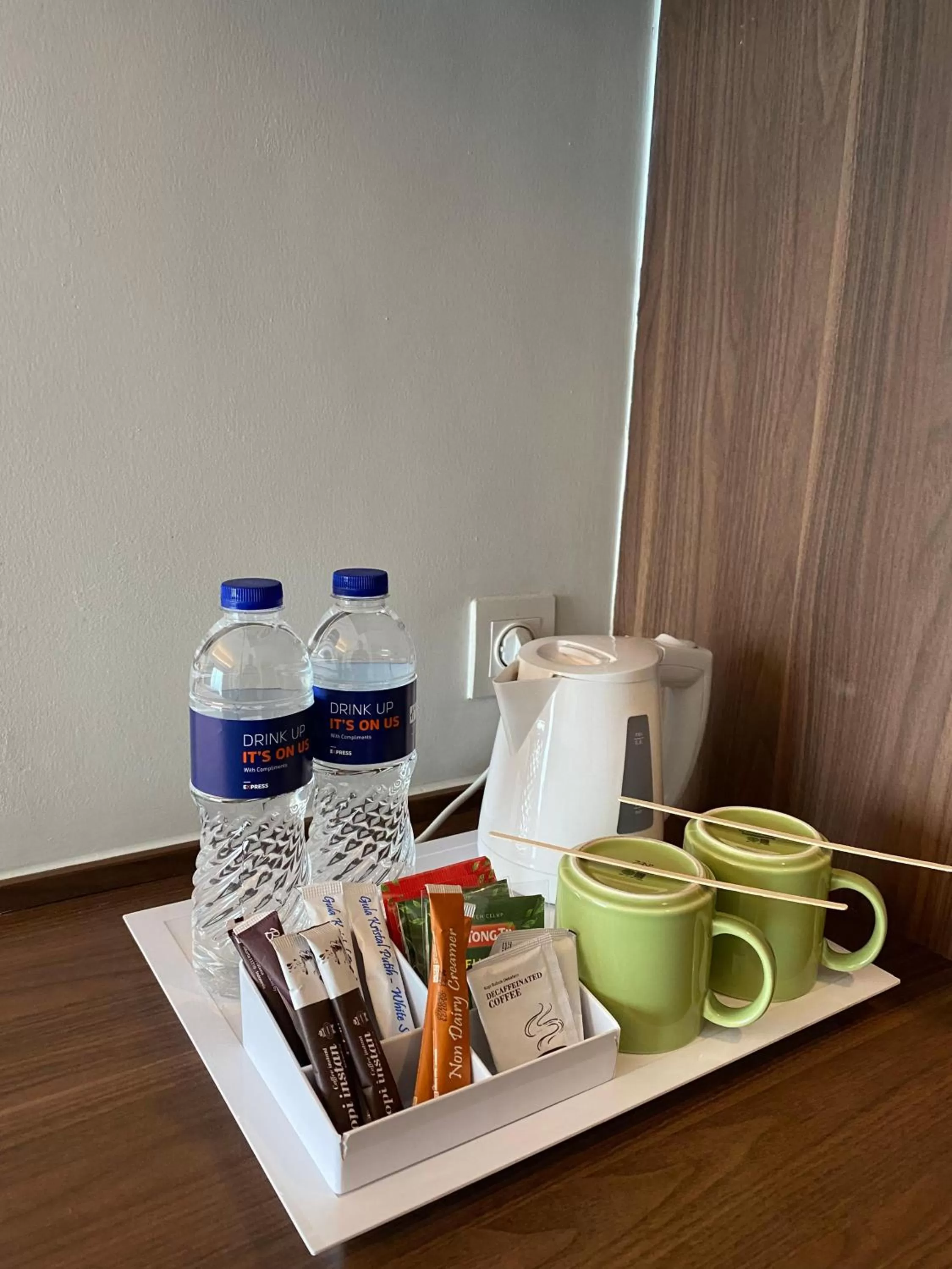 Food and drinks in Holiday Inn Express Jakarta Pluit Citygate by IHG