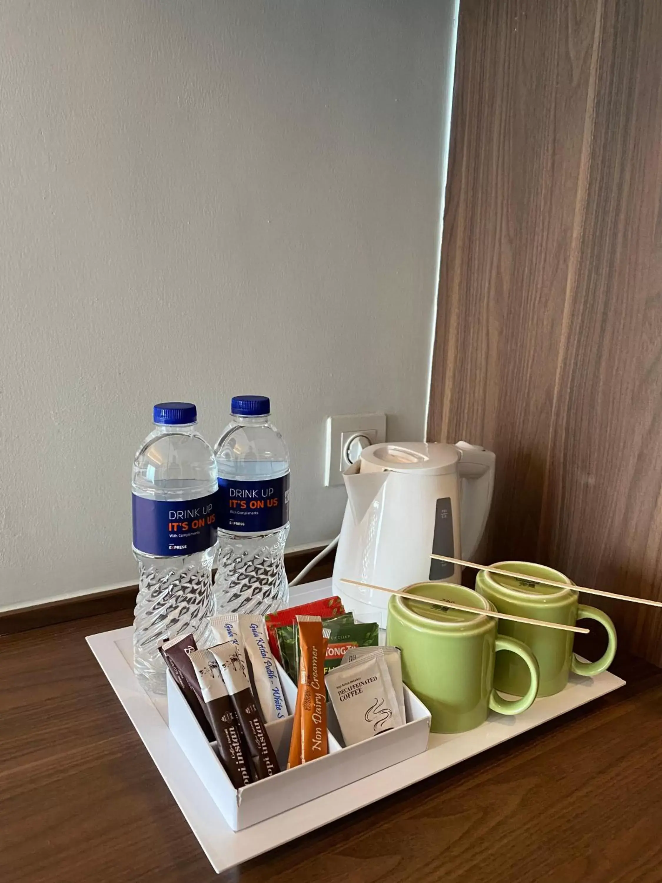 Food and drinks in Holiday Inn Express Jakarta Pluit Citygate, an IHG Hotel