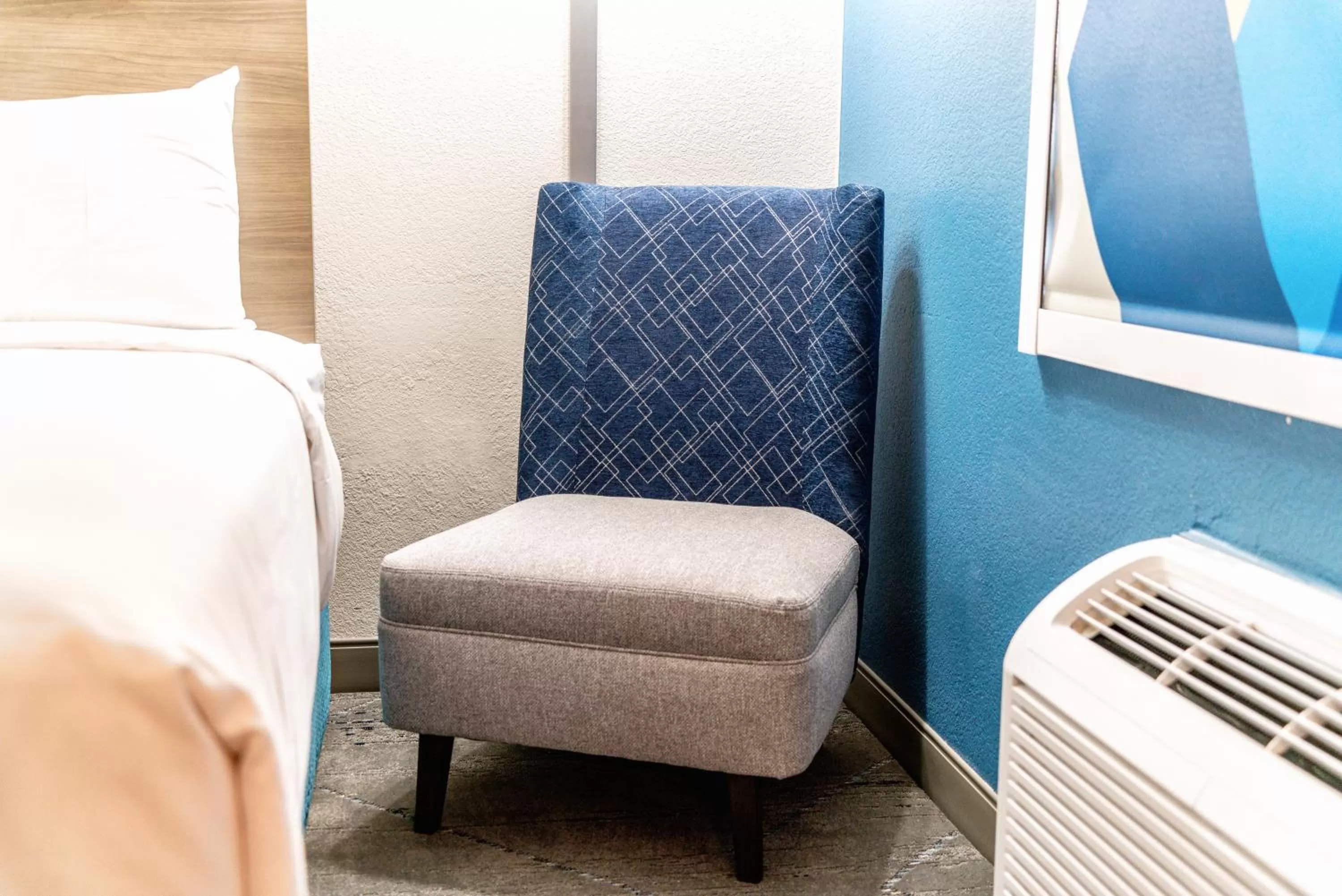 Seating area, Bed in Holiday Inn Express & Suites Phoenix - Mesa West by IHG