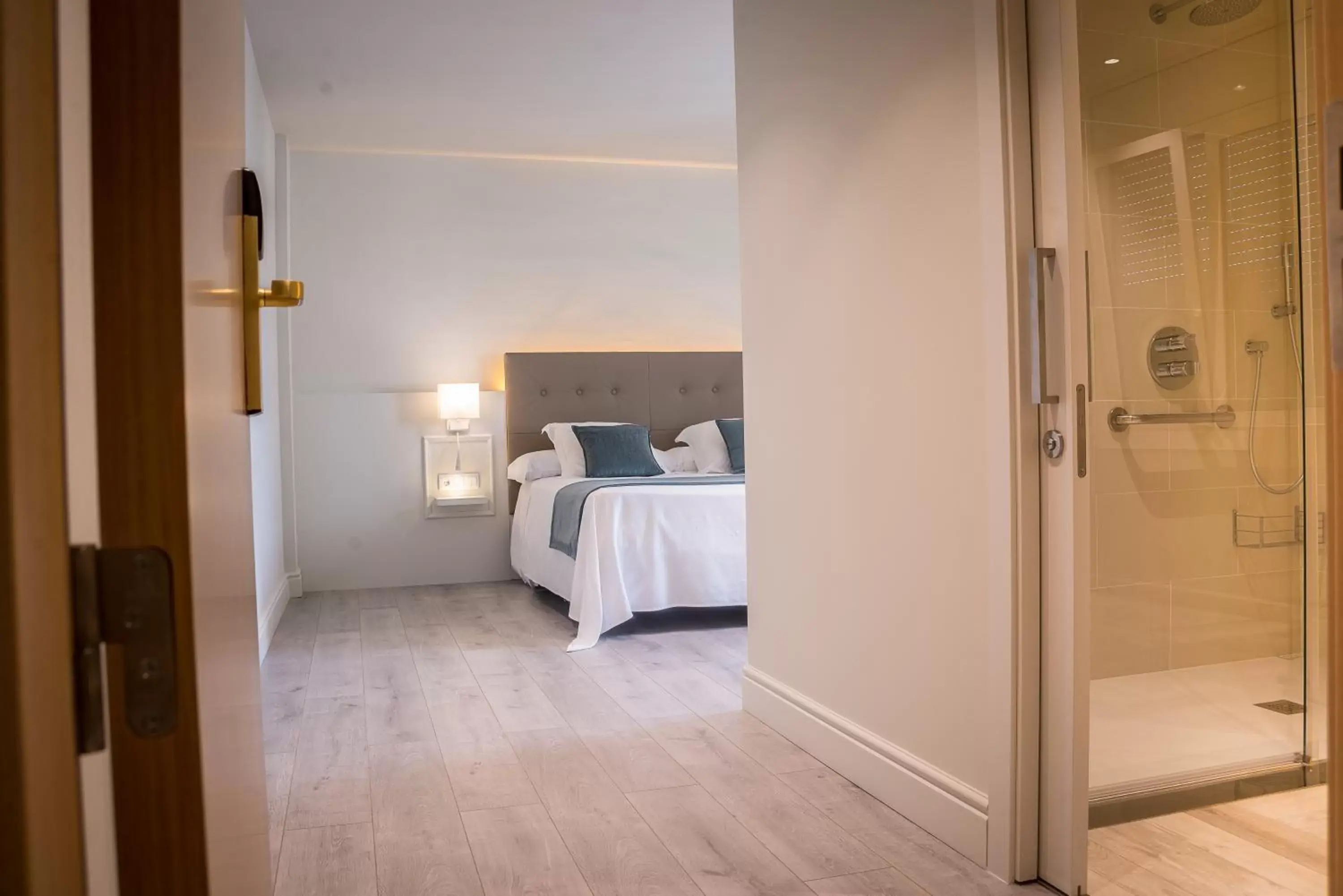 Shower, Room Photo in Hotel Pirineos