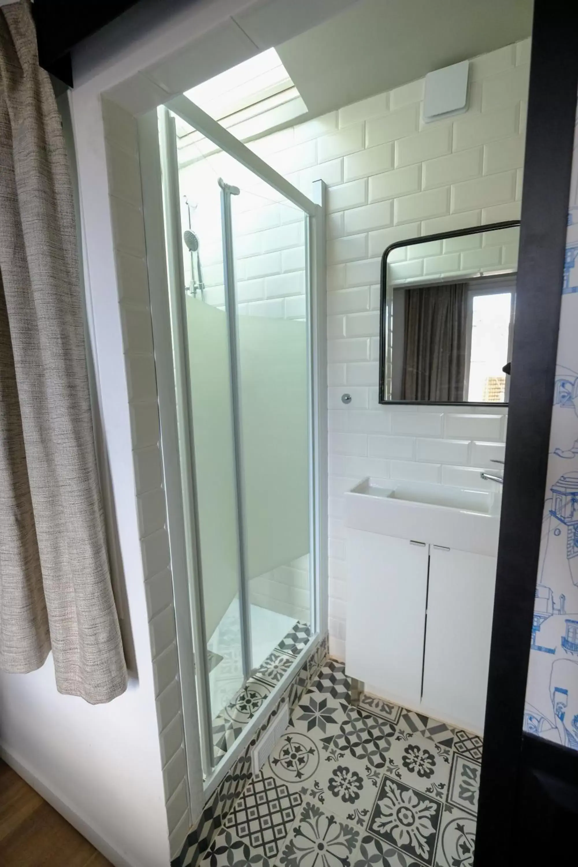 Shower, Bathroom in Hôtel Lucien