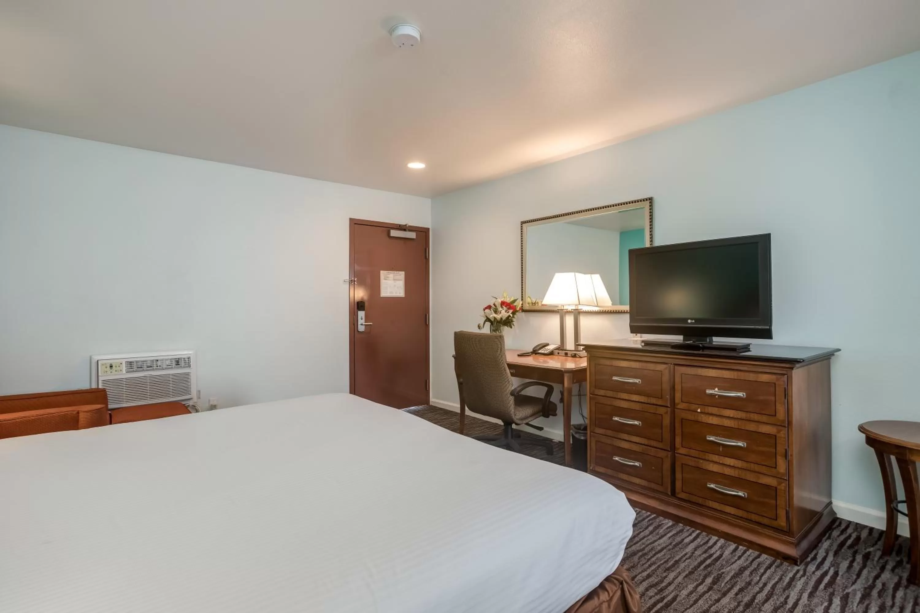 Photo of the whole room, Bed in Pacifica Beach Hotel