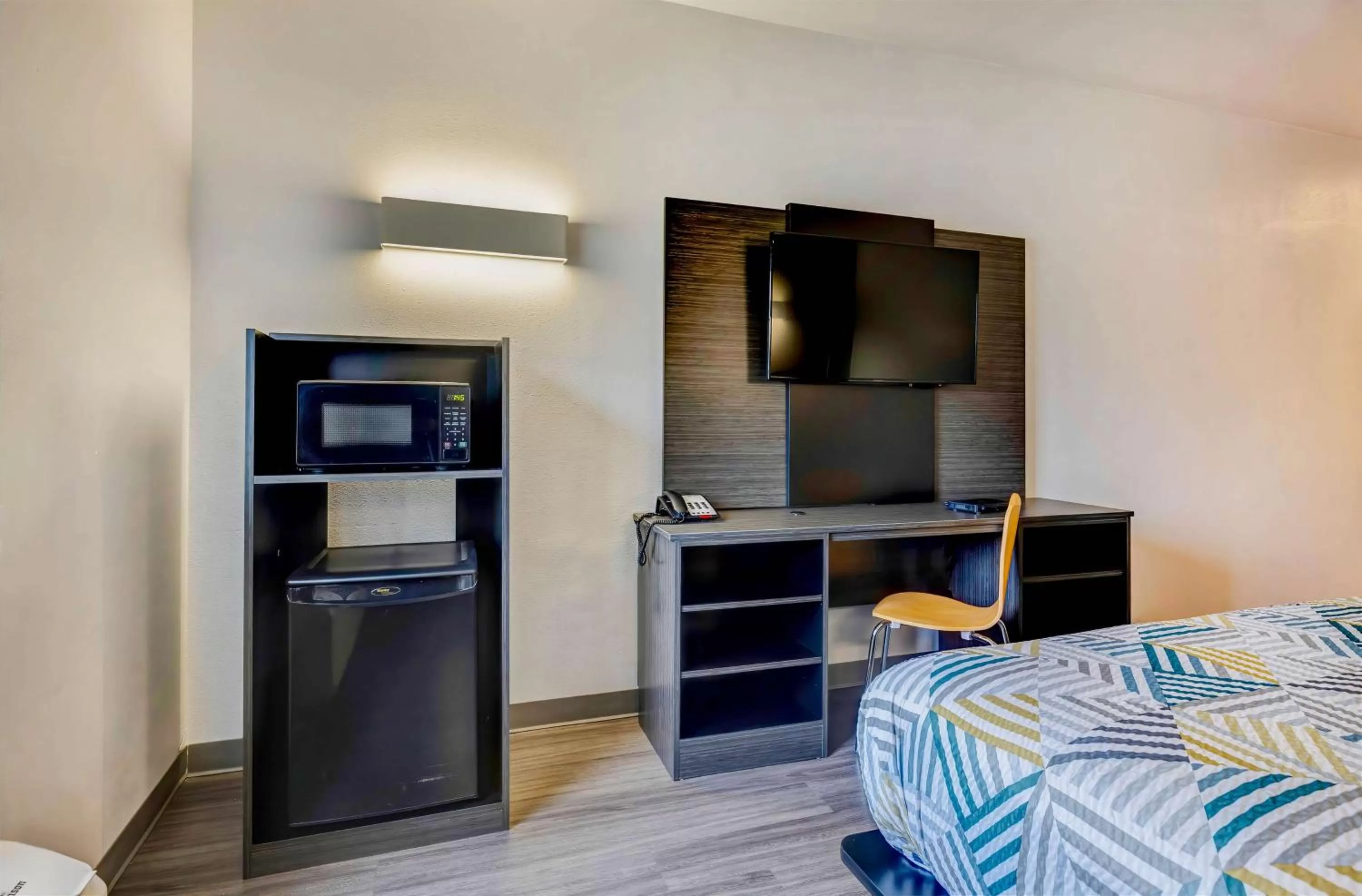 Bedroom, Bed in Motel 6-Mesquite, TX - Balch Springs