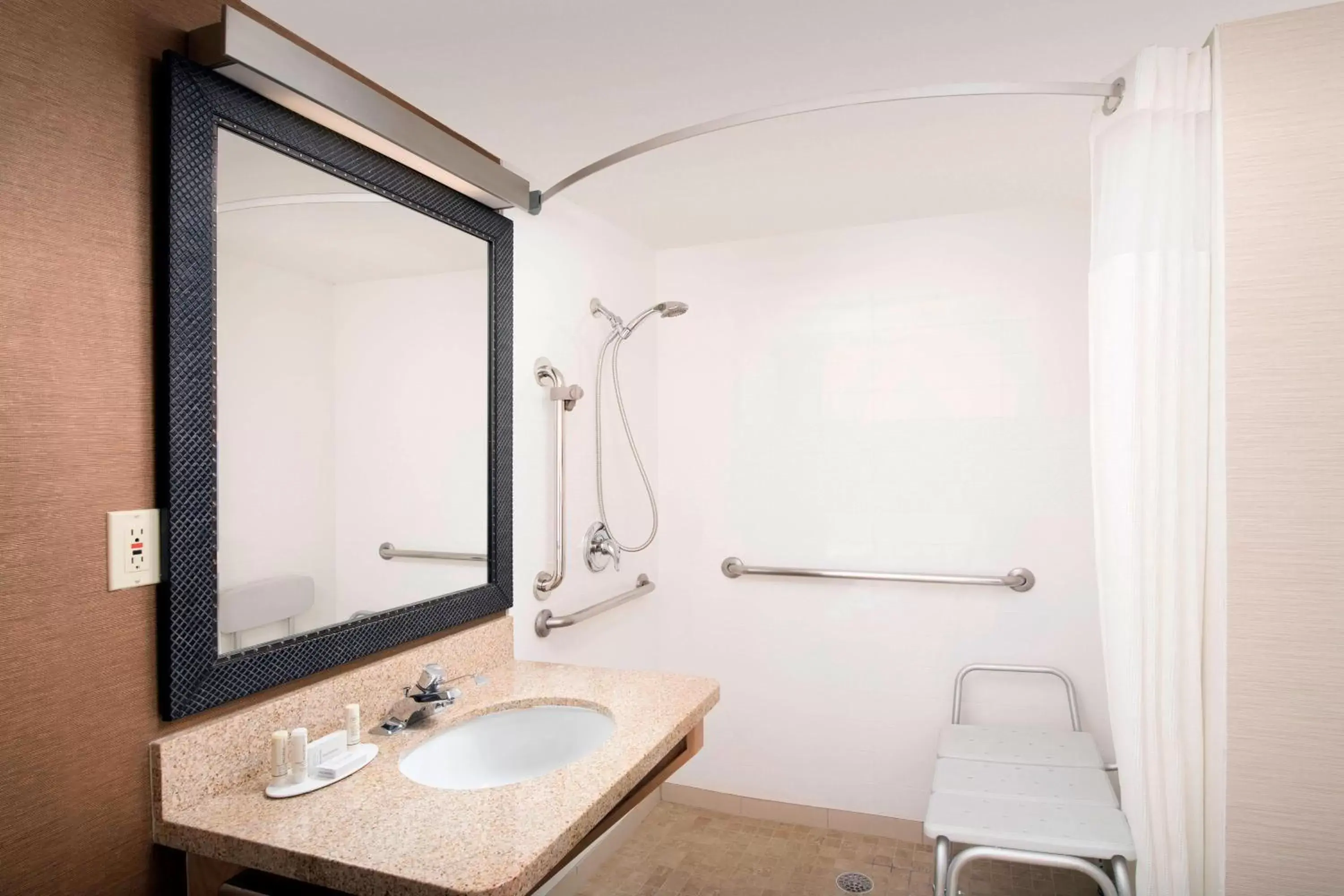 Bathroom in Fairfield Inn & Suites by Marriott Albuquerque Airport