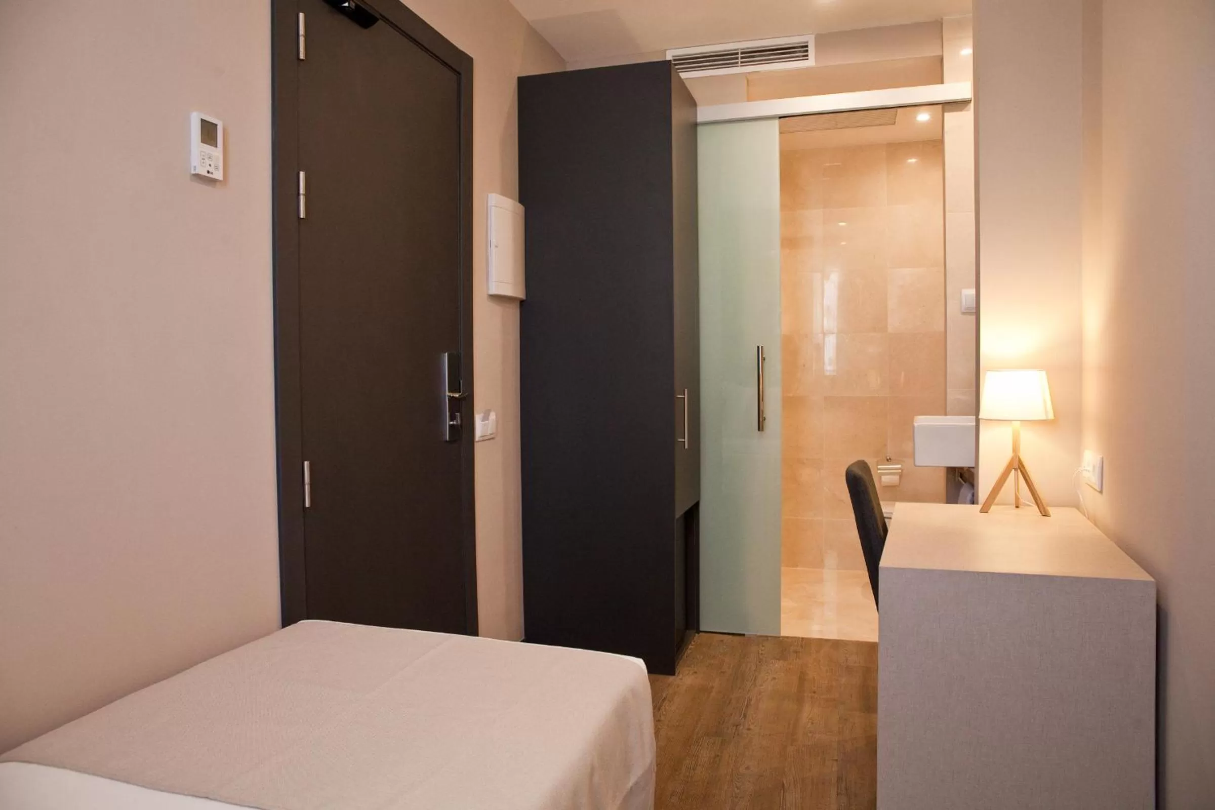 Bathroom, Bed in May Ramblas Hotel