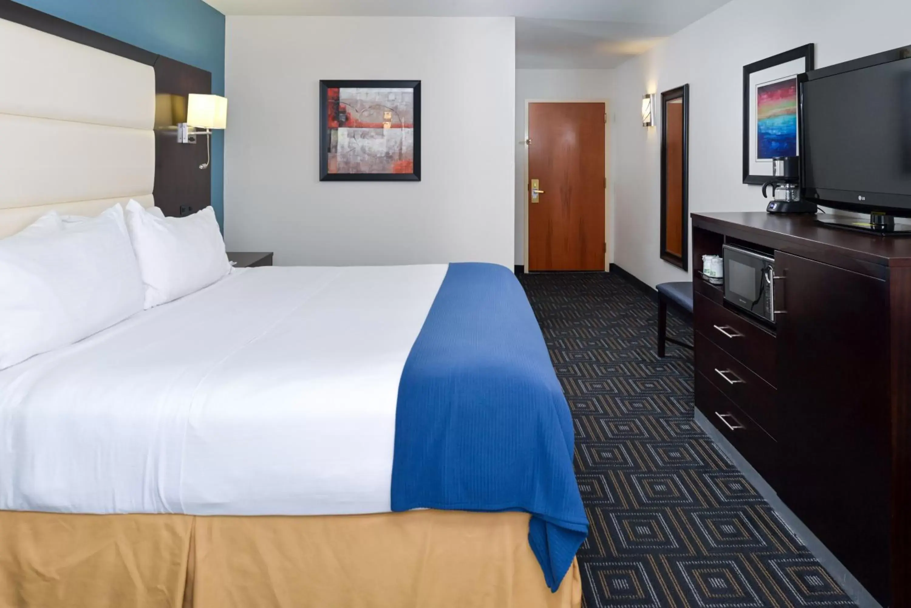 Photo of the whole room, Bed in Holiday Inn Express Hotel & Suites Bessemer, an IHG Hotel