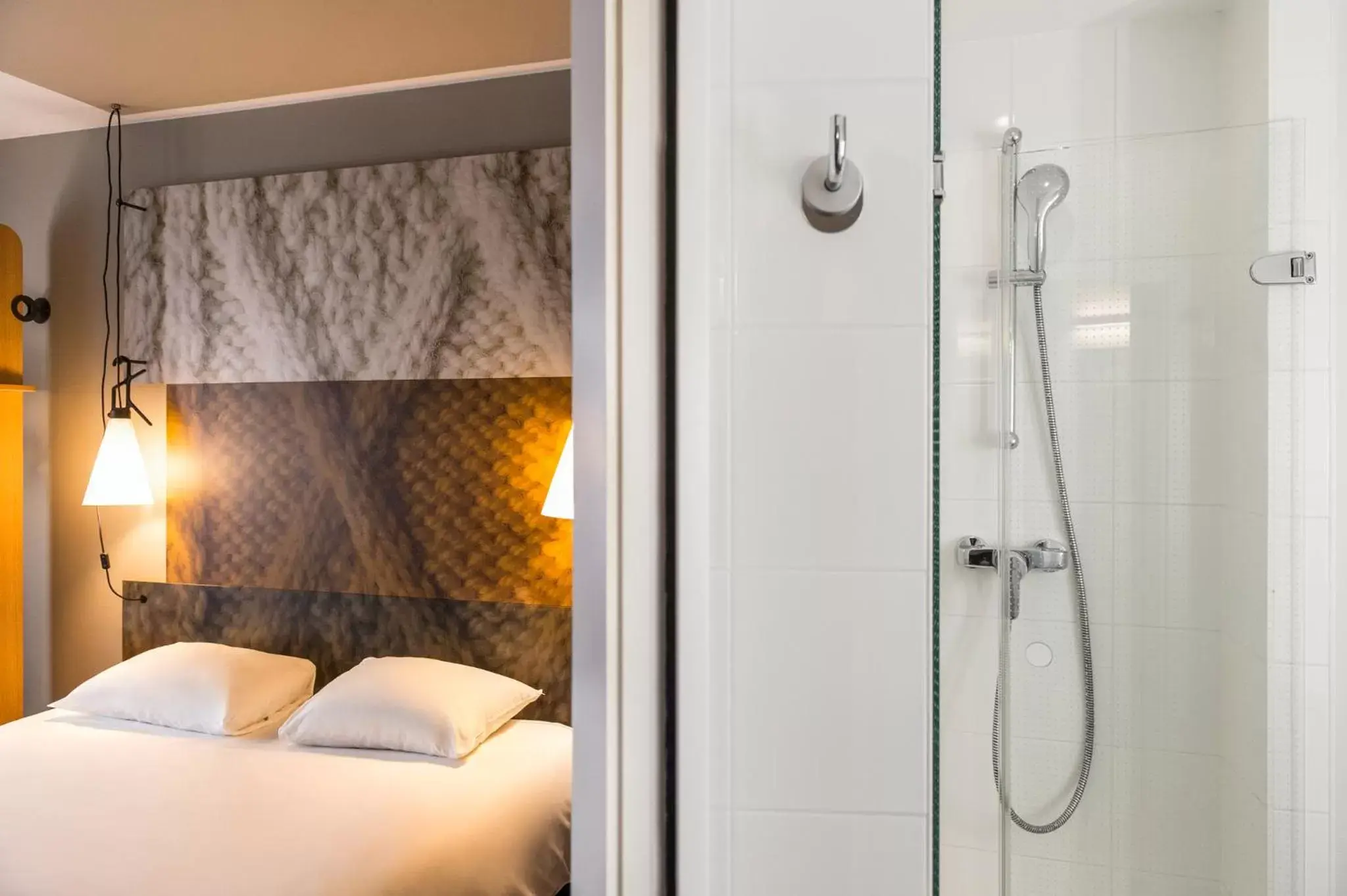 Shower, Bathroom in ibis Hotel Brussels Centre Gare du Midi
