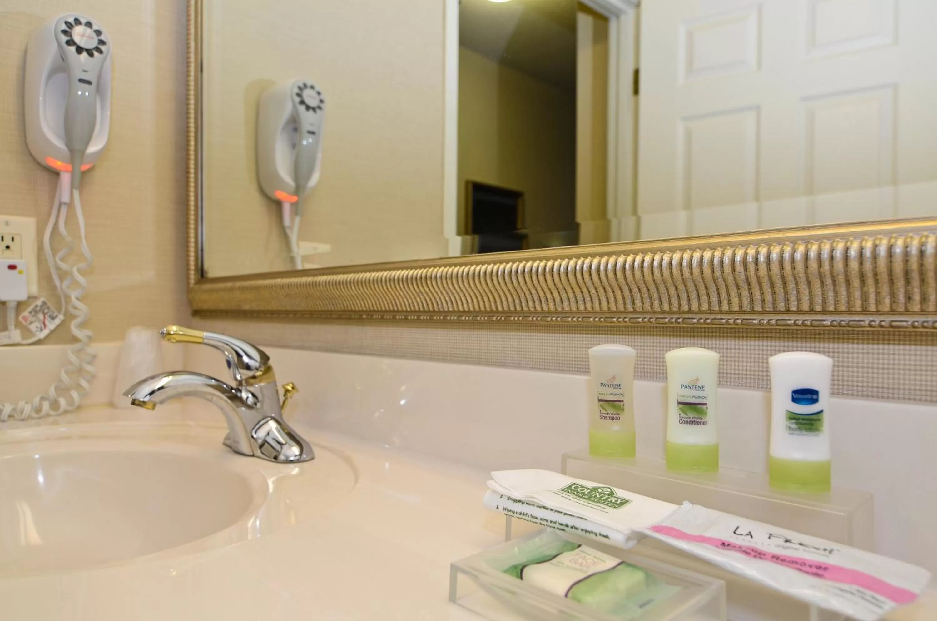 Bathroom in Country Inn & Suites by Radisson, Stevens Point, WI