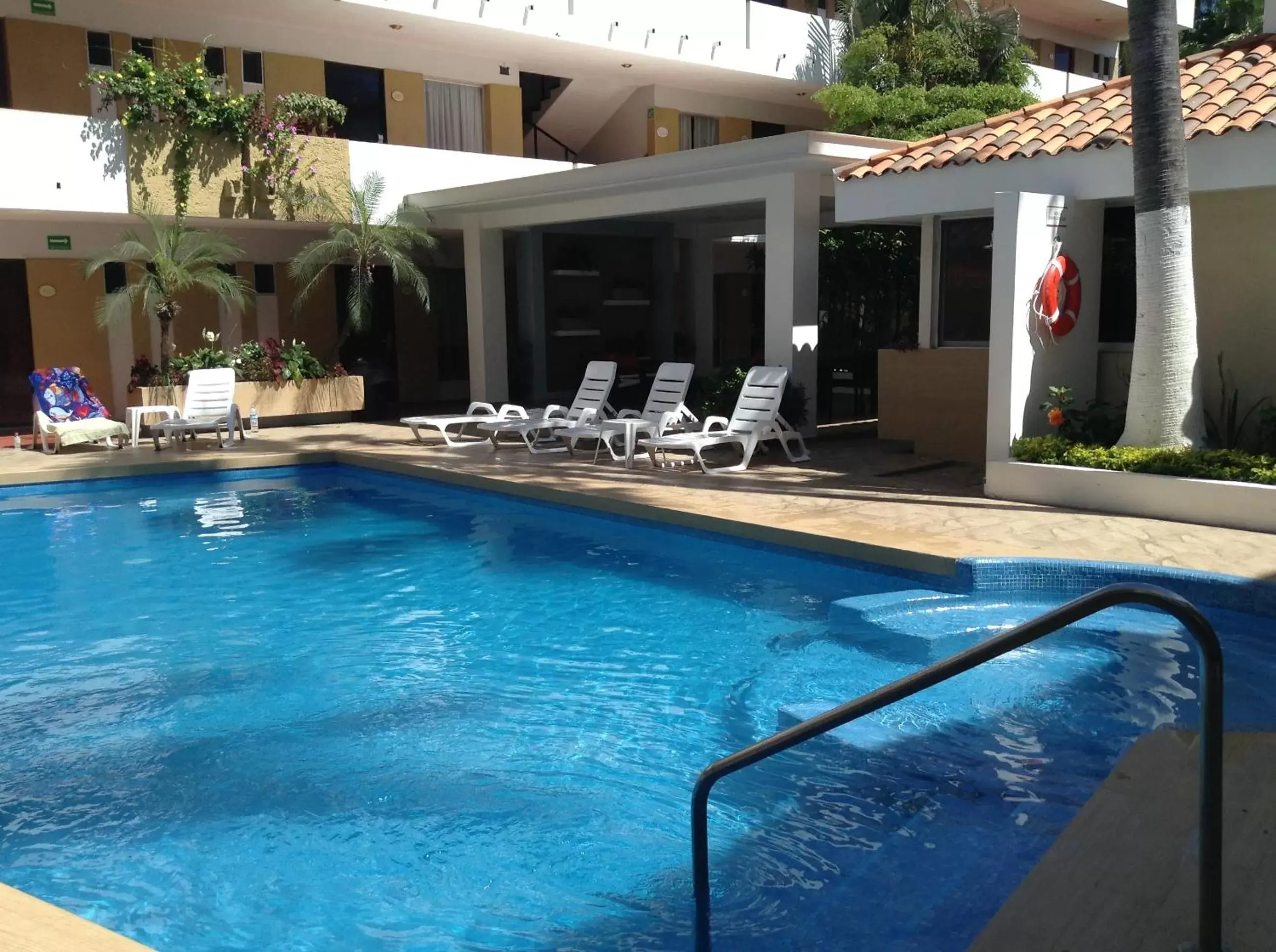 Swimming Pool in Hotel Azteca Inn