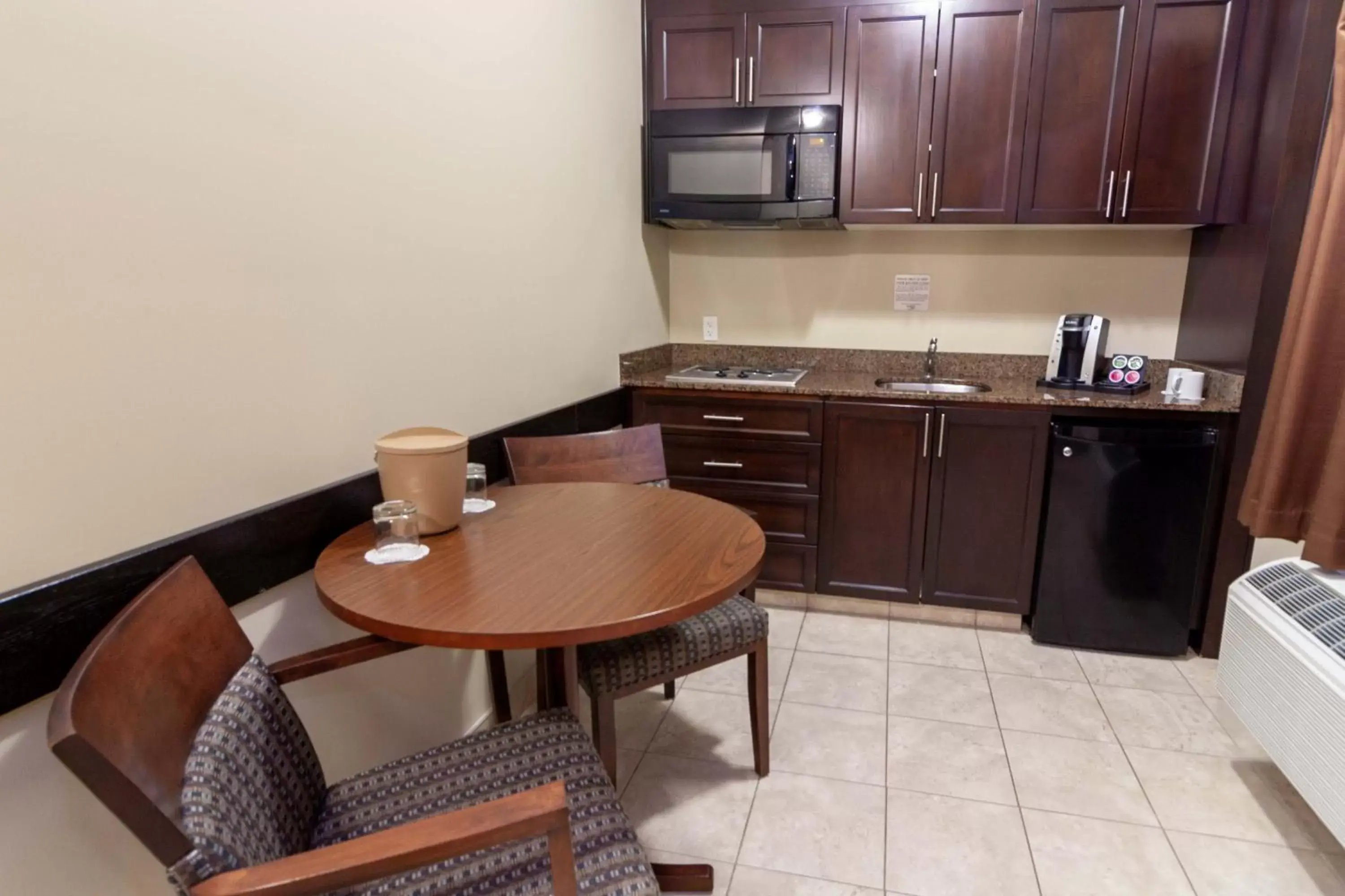 Kitchen or kitchenette, Kitchen/Kitchenette in BCMInns - Lac La Biche