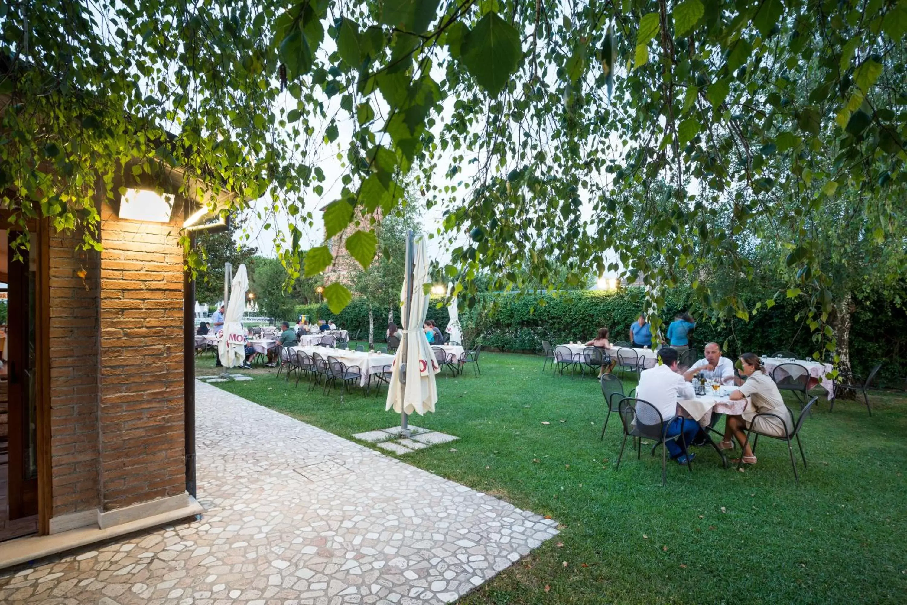 Restaurant/places to eat, Garden in Terra Umbra Hotel