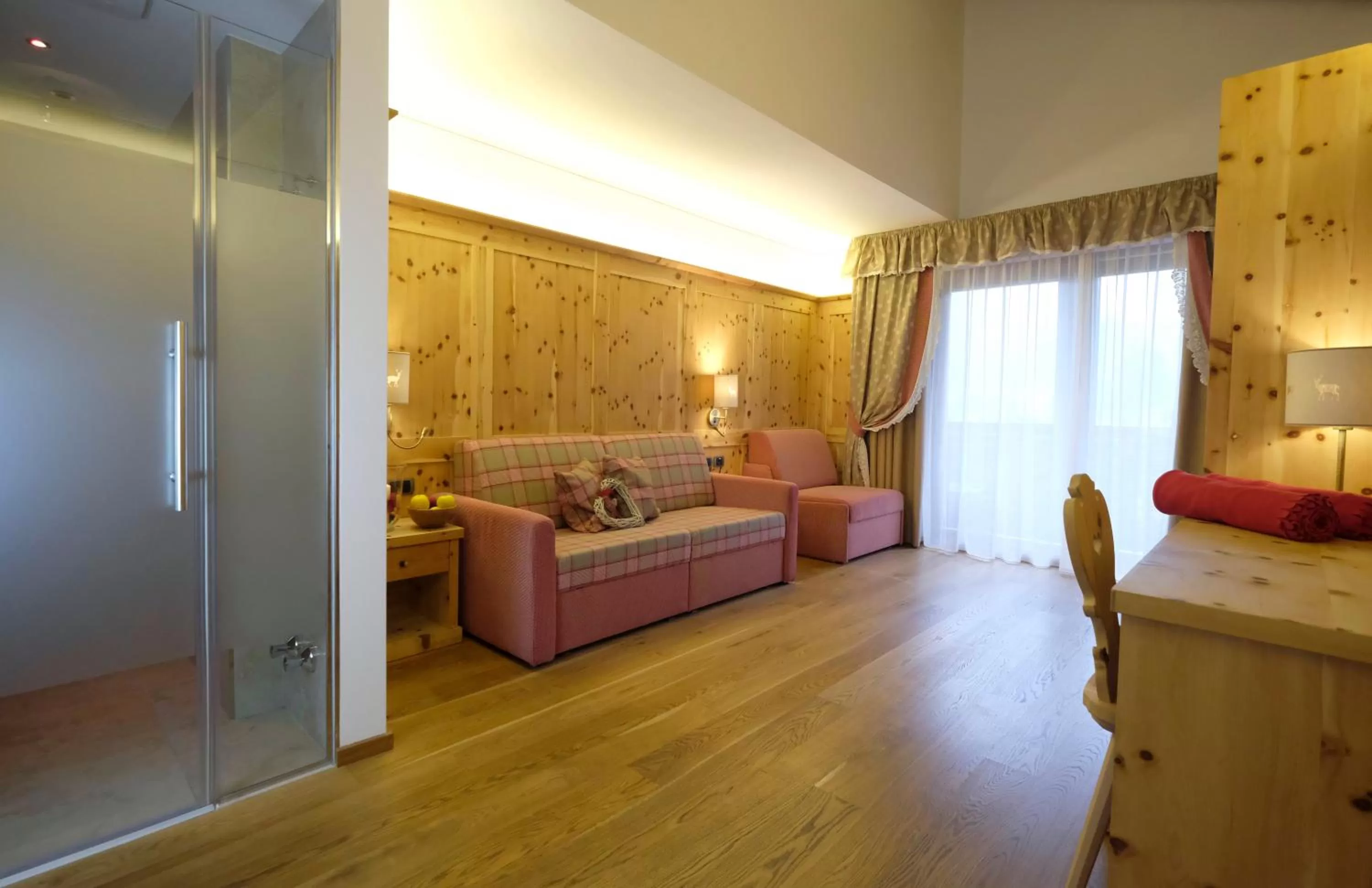 Photo of the whole room in Hotel Shandranj