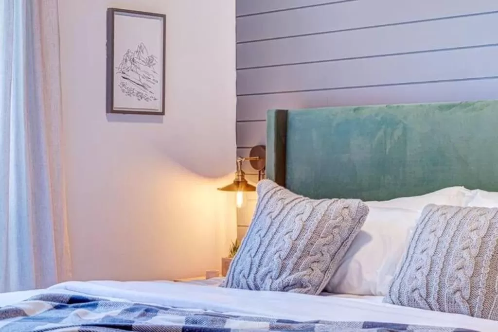 Bed in Mountain Retreat, Pool & Hot Tub, BBQ, Patio, King Bed, Sleeps 6!