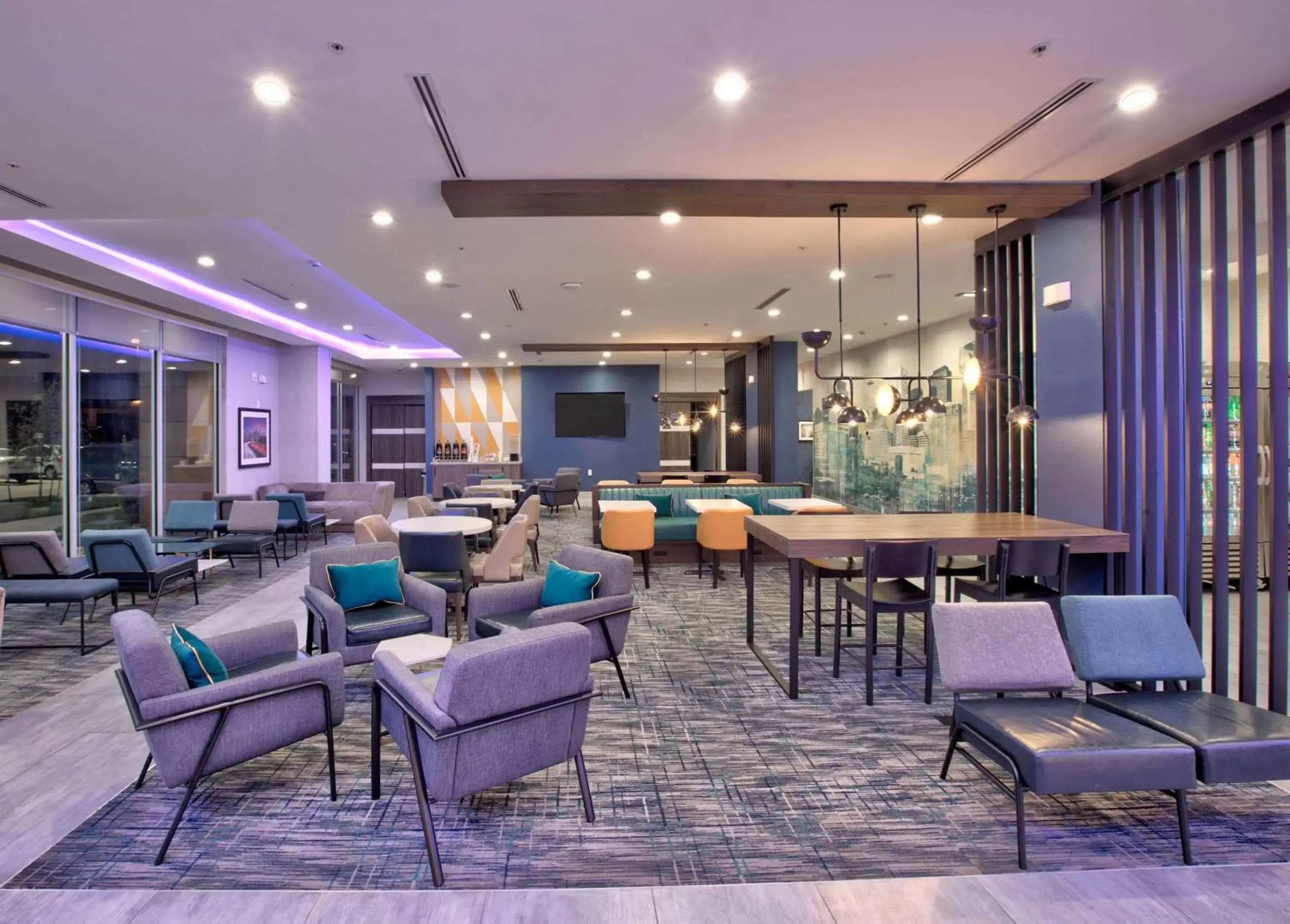 Lobby or reception, Lounge/Bar in La Quinta Inn & Suites by Wyndham Dallas/Fairpark