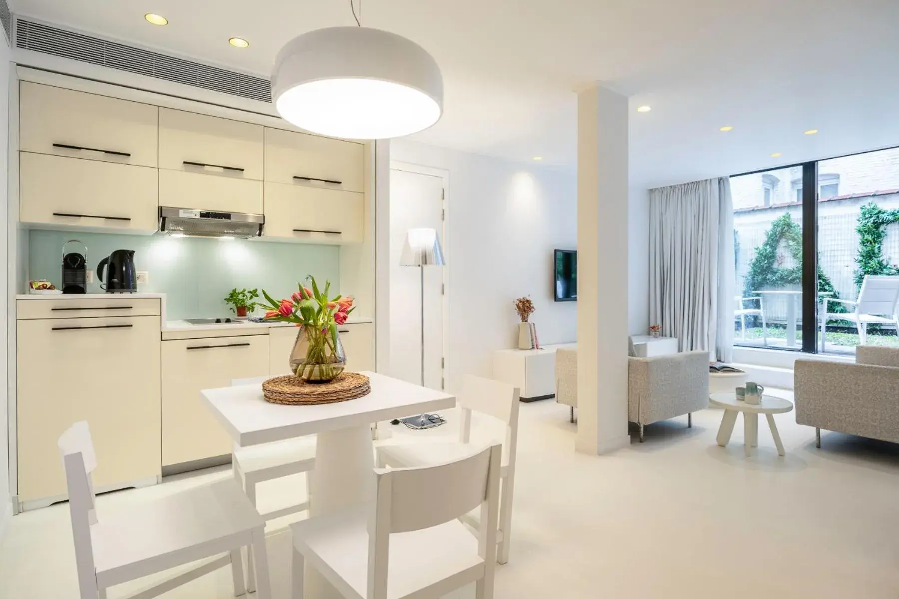 Kitchen or kitchenette, Dining Area in B-aparthotels Regent